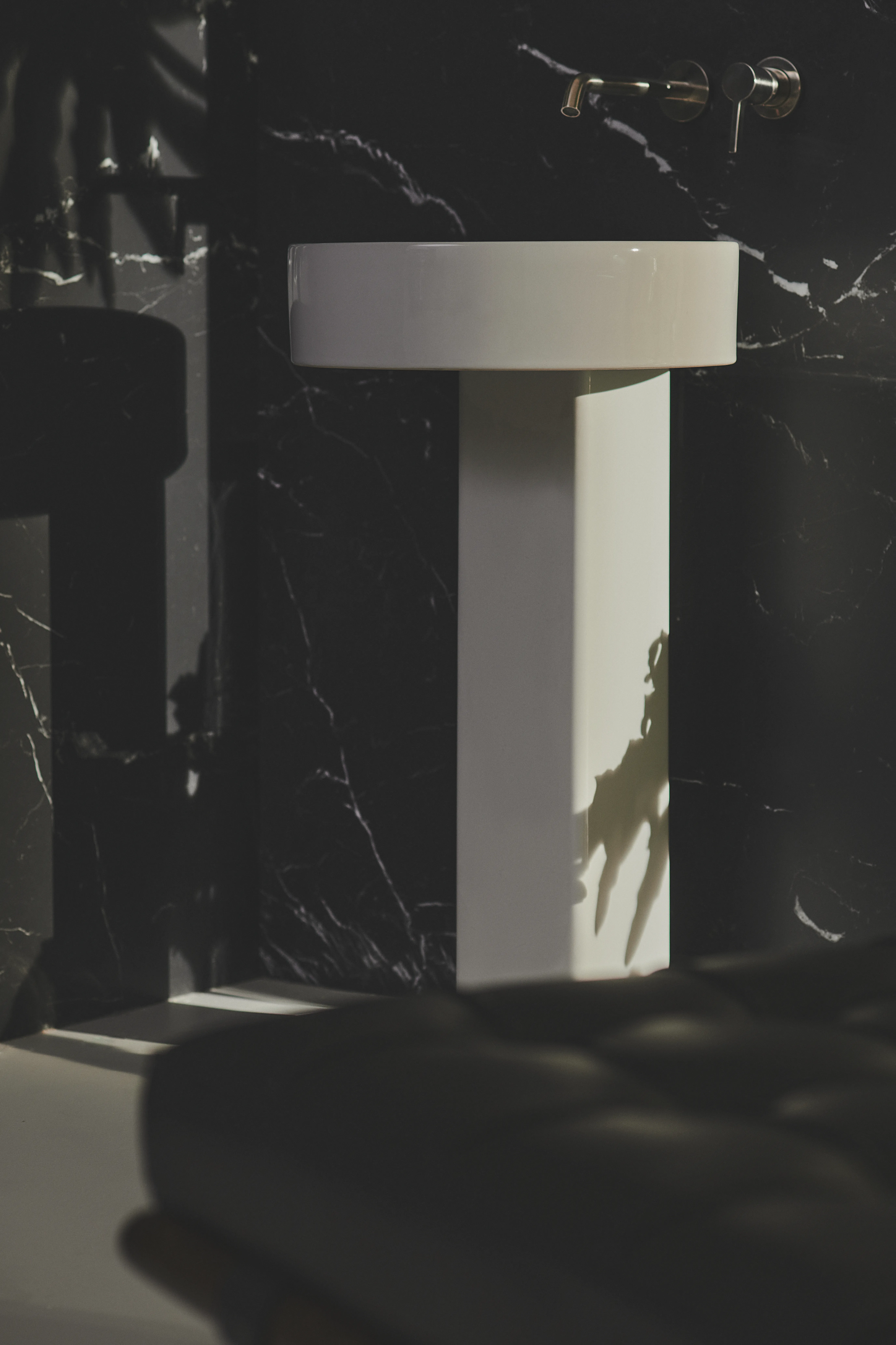 Halbsäule „Conca“ 18,5 × 75,5 × 17 cm in Weiß Halbsäule „Conca“ 18,5 × 75,5 × 17 cm in Weiß