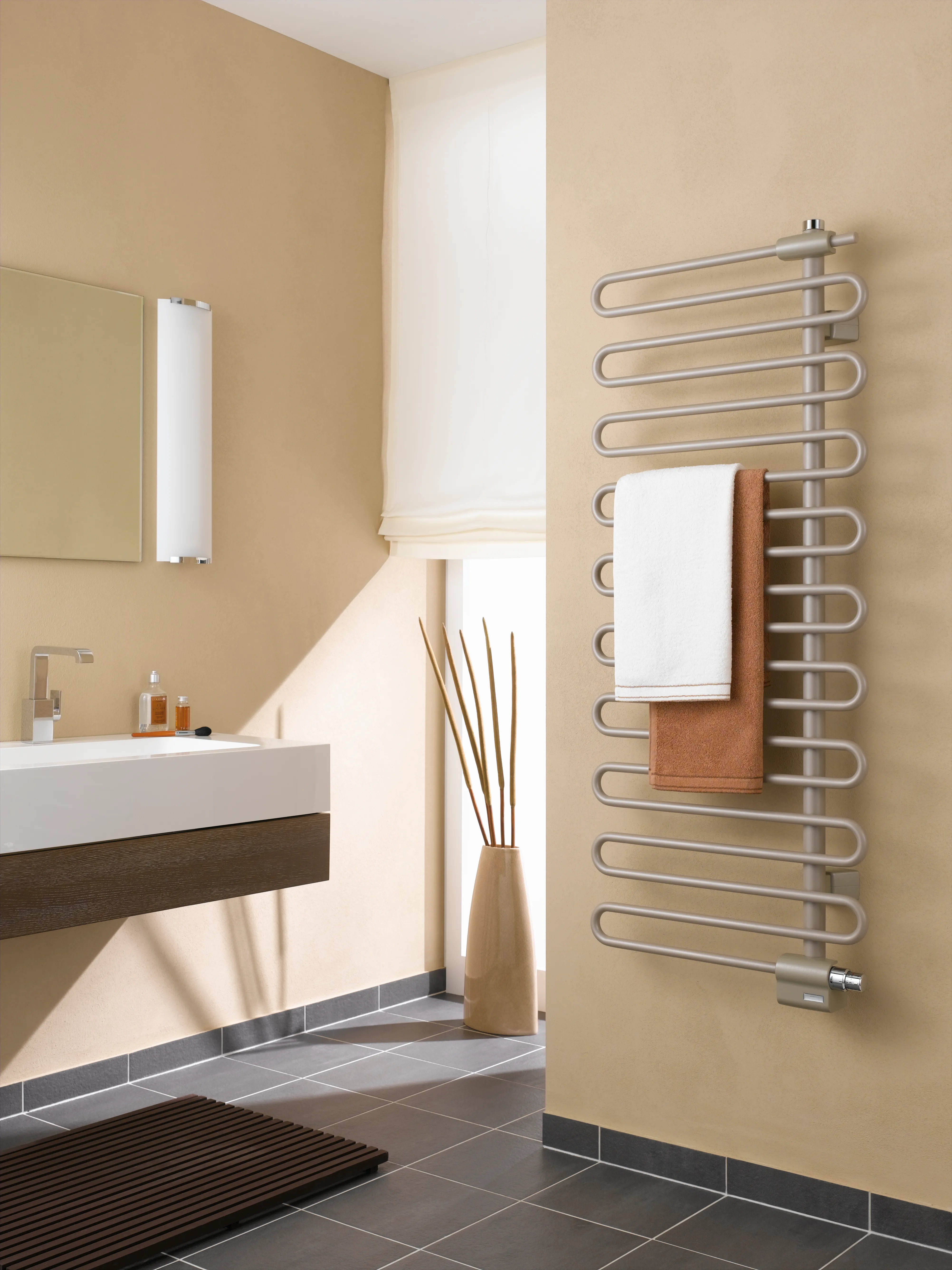 Kermi Design-Heizkörper „Icaro®“ 40 × 186,6 cm in glanzsilber Metallic Kermi Design-Heizkörper „Icaro®“ 40 × 186,6 cm in glanzsilber Metallic