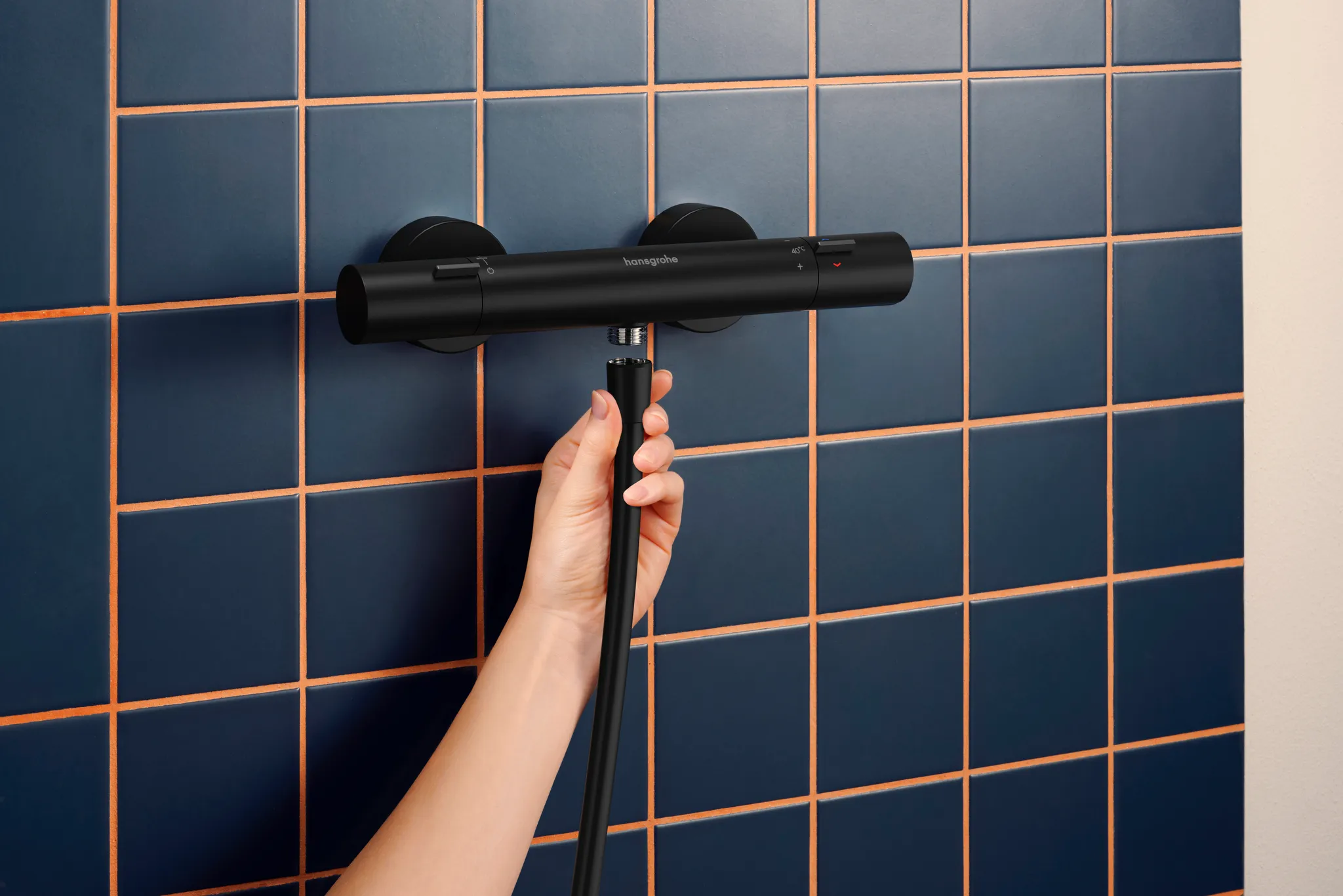 Hansgrohe Activera Select S Brausesystem Aufputz, 95 mm Brausekopf, Mattschwarz, 65 cm Brausestange