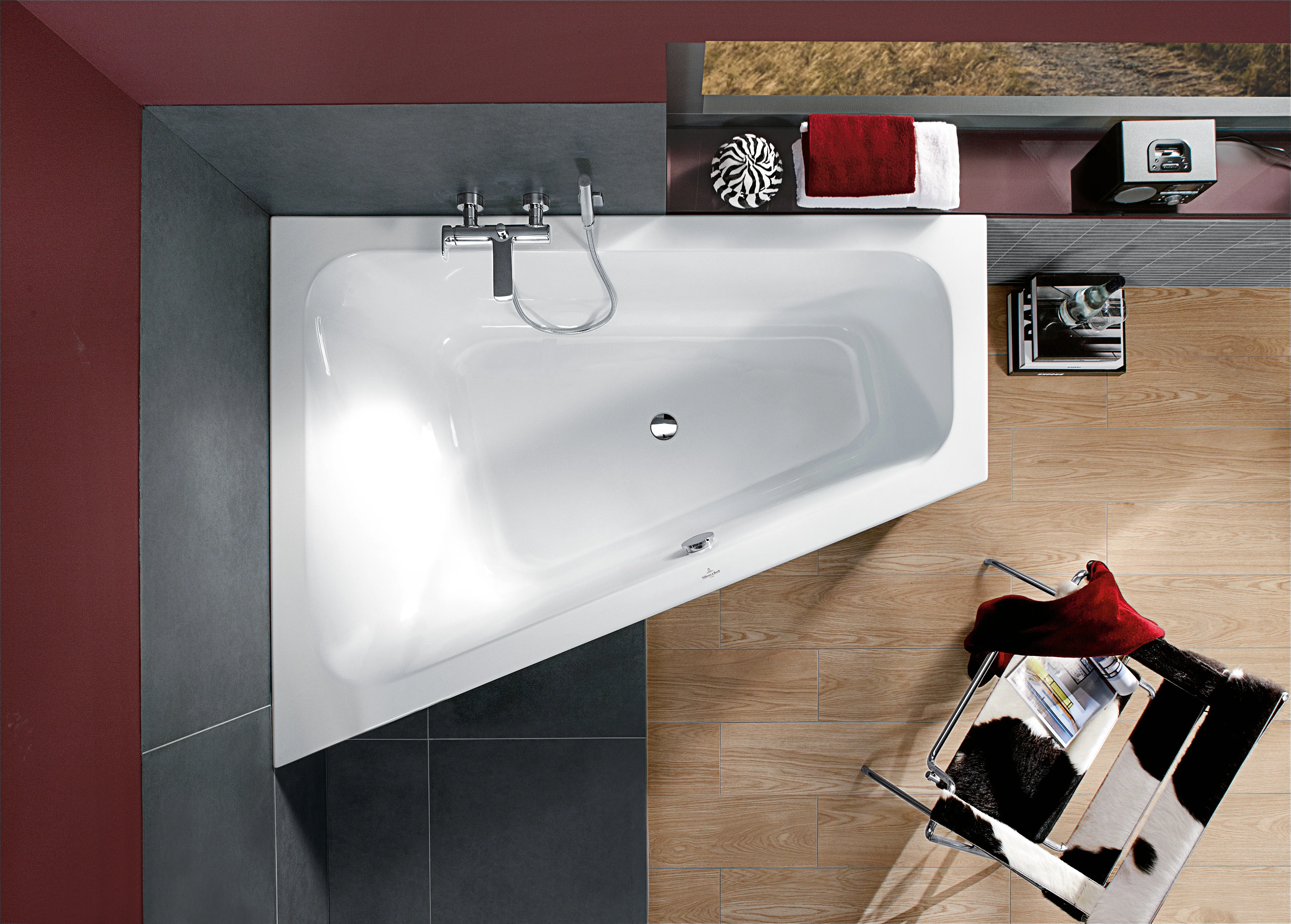 Villeroy & Boch Badewanne mit eckiger Innenform und umlaufenden Wannenrand „Loop & Friends“ trapez 175 × 135 cm, links, Mittelablauf in Weiß Alpin