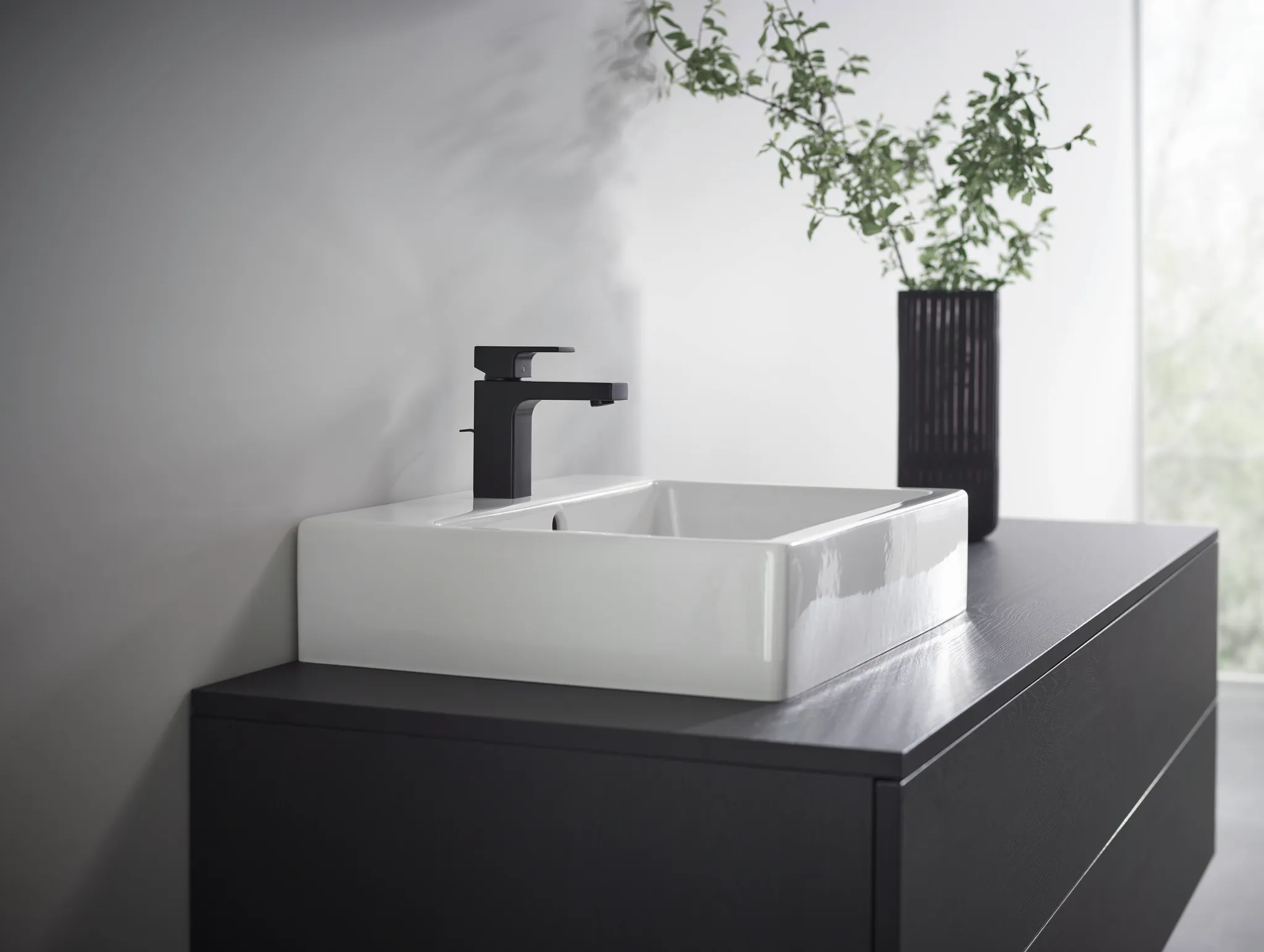 Hansgrohe Vernis Shape Einhebel-Waschtischmischer 100 CoolStart mit isolierter Wasserführung und Zugstangen-Ablaufgarnitur, Mattschwarz
