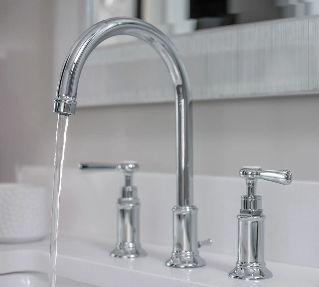Hansgrohe Vernis Blend Showerpipe 240 1jet mit Thermostat, mattschwarz, 240 mm Brausekopfgröße, 426 mm Brausearmlänge, Aufputzinstallation