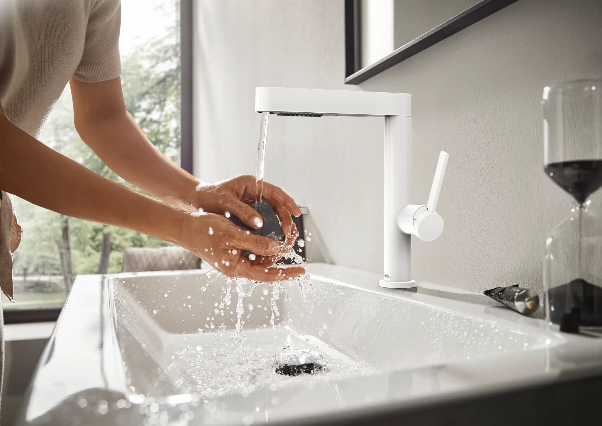 Hansgrohe Finoris Einhebel-Waschtischmischer 230 mit Ausziehbrause, 2jet und Push-Open Ablaufgarnitur, Mattweiß Hansgrohe Finoris Einhebel-Waschtischmischer 230 mit Ausziehbrause, 2jet und Push-Open Ablaufgarnitur, Mattweiß
