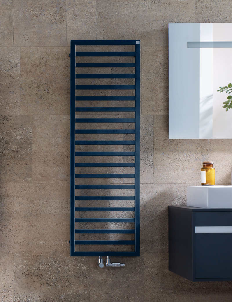 Zehnder Design-Heizkörper „Quaro“ für Warmwasser-Zentralheizung oder gemischten Betrieb mit 50 mm-Mittelanschluss 30 × 140,3 cm in Sapphire Blue (RAL 5003)