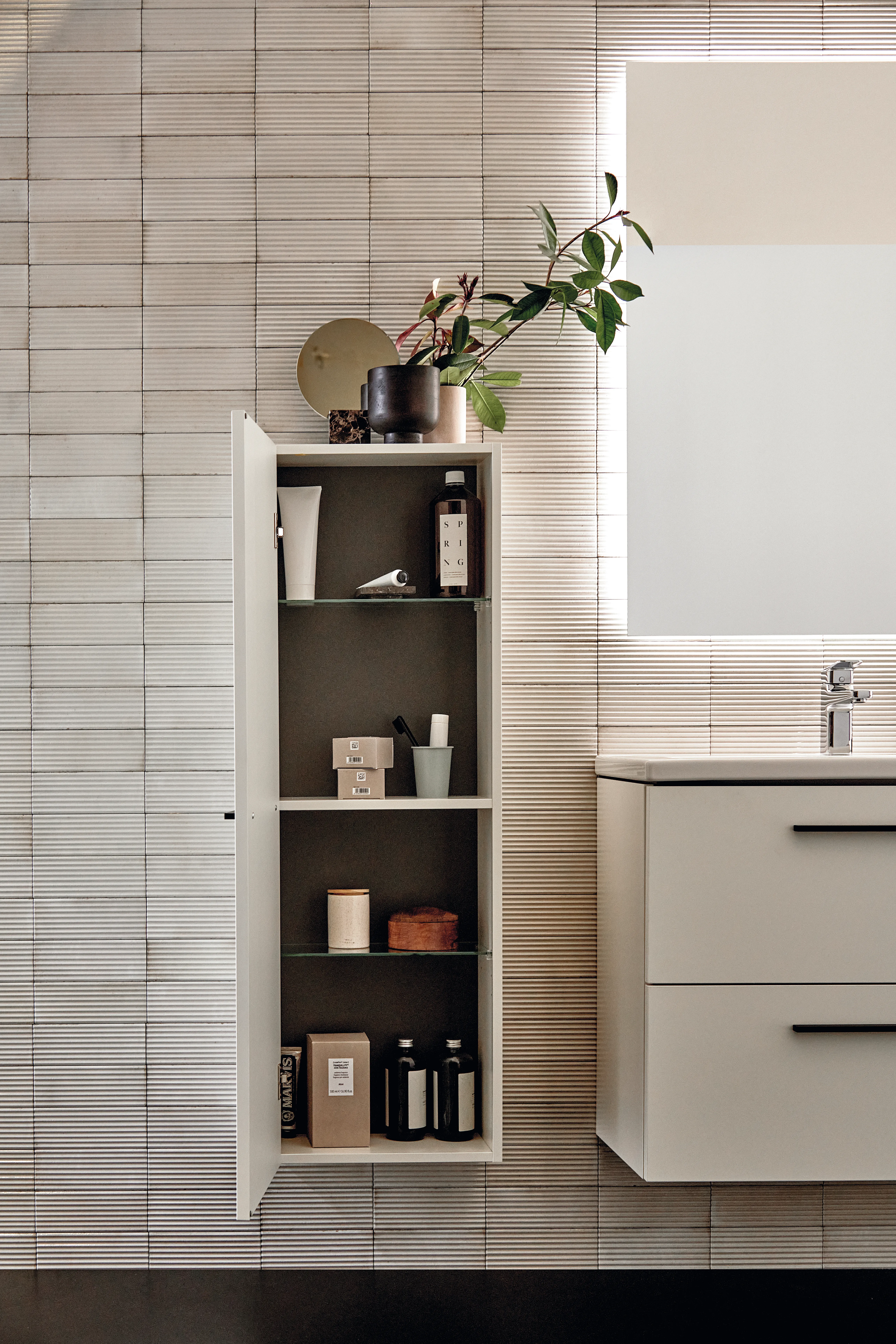 Ideal Standard i.life S Halbhochschrank 400x210x1200mm Weiß matt Ideal Standard i.life S Halbhochschrank 400x210x1200mm Weiß matt