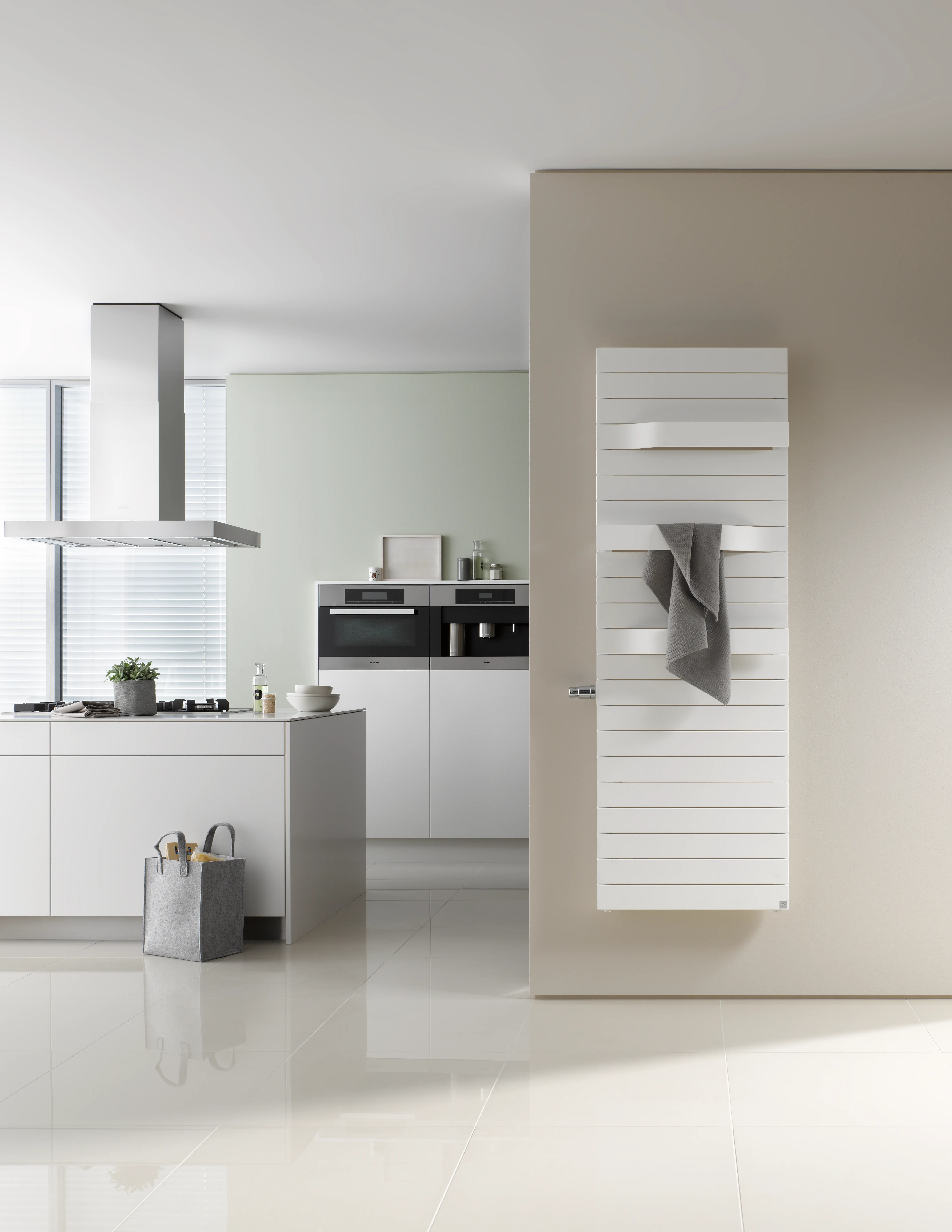 Kermi Design-Heizkörper „Tabeo®-V“ 60 × 175,7 cm in glanzsilber Metallic