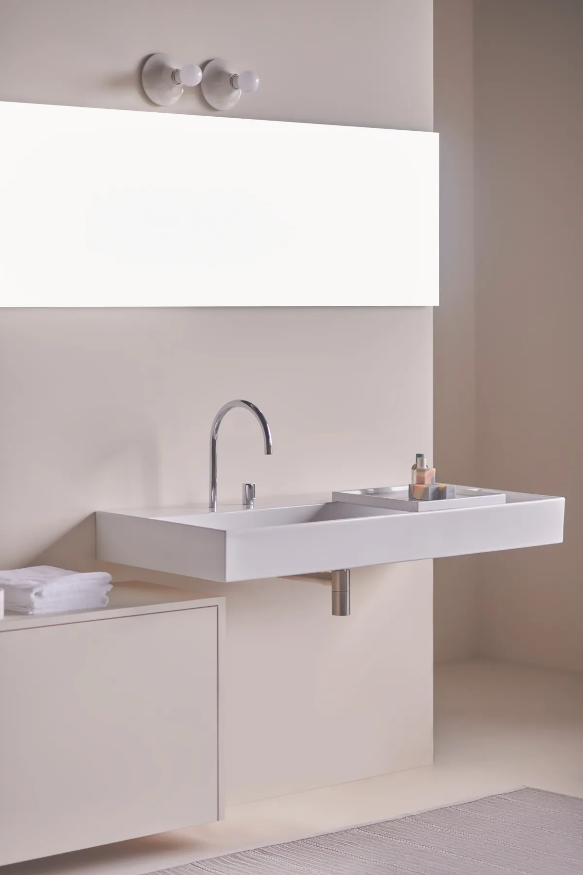 Waschbecken „Solos“ 121,5 × 51,5 × 12,5 cm, Hahnlochposition links in Weiß Waschbecken „Solos“ 121,5 × 51,5 × 12,5 cm, Hahnlochposition links in Weiß