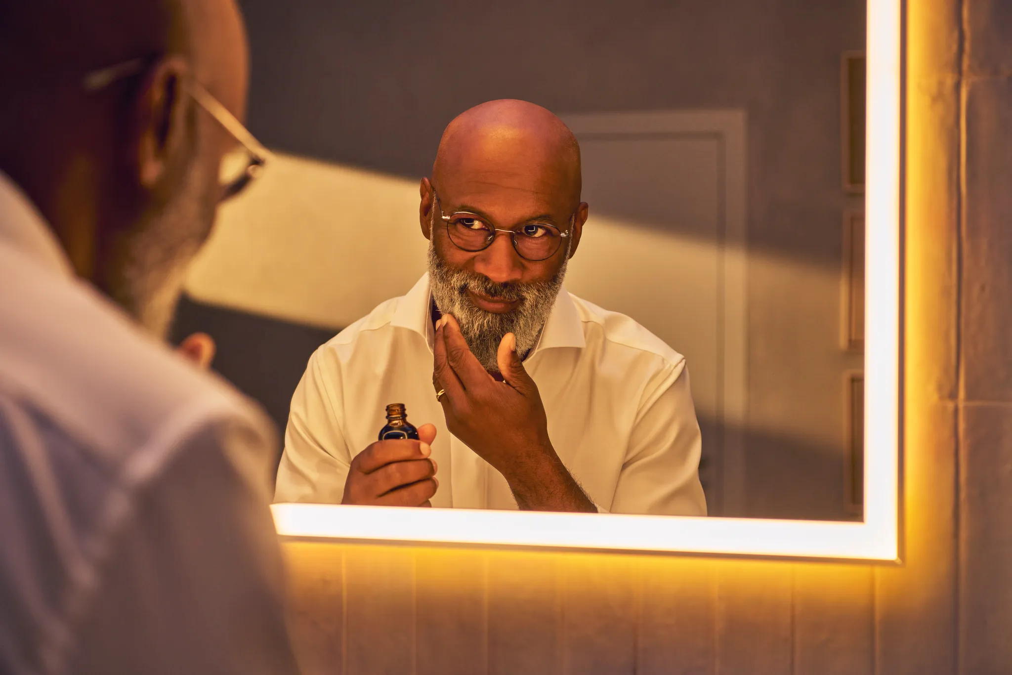 Hansgrohe Xarita E Spiegel mit LED-Beleuchtung, 1600x700x50 mm, Mattweiß Hansgrohe Xarita E Spiegel mit LED-Beleuchtung, 1600x700x50 mm, Mattweiß