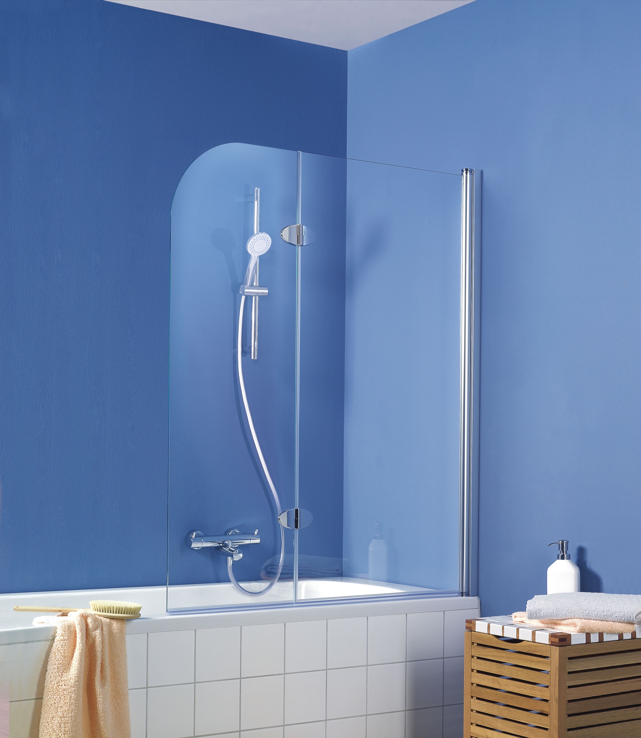 HSK teilgerahmte Badewannenaufsatz 2-teilig „Premium Softcube“ Glas Linea 02, Profile Chromoptik (Alu Hochglanz poliert), Scharniere Premium Softcube, H: 1400 mm HSK teilgerahmte Badewannenaufsatz 2-teilig „Premium Softcube“ Glas Linea 02, Profile Chromoptik (Alu Hochglanz poliert), Scharniere Premium Softcube, H: 1400 mm