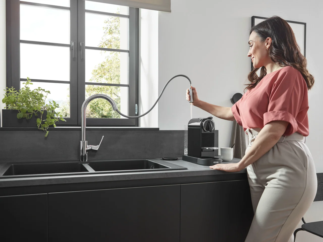Hansgrohe Focus M41 Eco Einhebel-Küchenmischer mit Ausziehbrause 2jet in Chrom, ComfortZone 240, Schwenkbereich einstellbar auf 110° oder 150°, Laminarstrahl und Brausestrahl arretierbar, MagFit magnetische Brausehalterung, Quick-Connect Schlauch, max. D