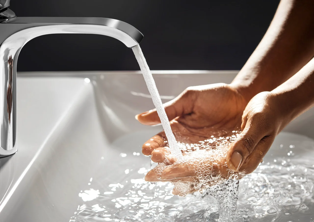 Hansgrohe Vivenis Einhebel-Waschtischmischer chrom, Ausladung 146 mm, Auslaufhöhe 110 mm, Hebelgriff, WaterfallStream, max. Durchfluss 5 l/min, Keramikmischsystem, einstellbare Temperaturbegrenzung, für Durchlauferhitzer geeignet