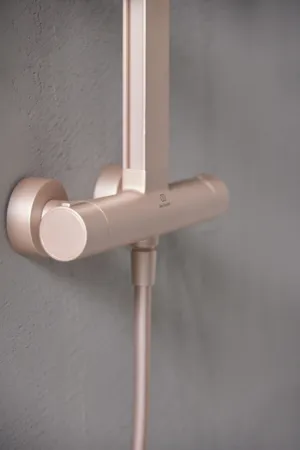 Ideal Standard Ceratherm Alu+ Duschsystem mit Thermostat, 2 Handbrause & 2 Kopfbrause, Rosé Ideal Standard Ceratherm Alu+ Duschsystem mit Thermostat, 2 Handbrause & 2 Kopfbrause, Rosé