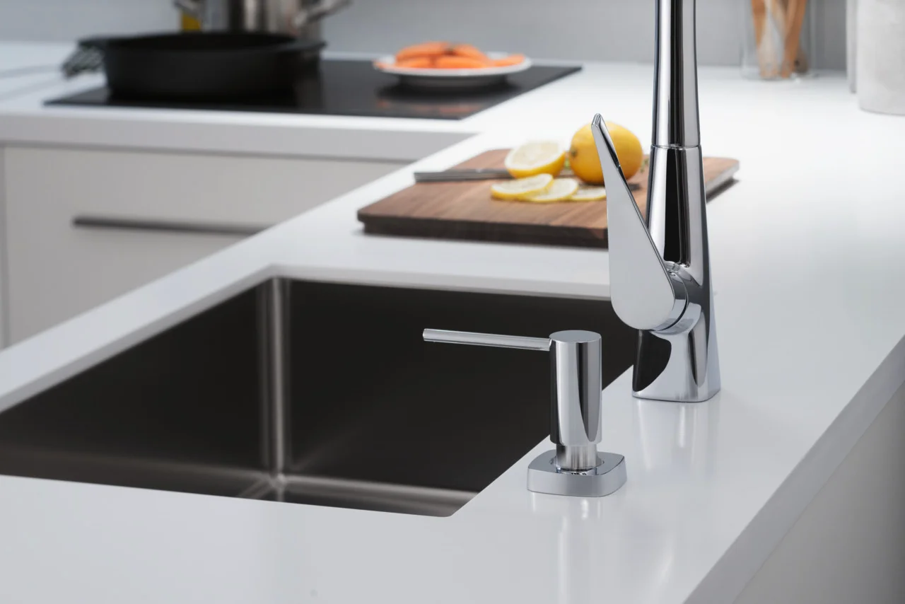 Hansgrohe Spülmittelspender A71 chrom, Ausladung 91 mm, Metall, korrosionsbeständiges Auslaufrohr, Flascheninhalt 500 ml, Dosiermenge 2 ml, für Einbau in Arbeitsplatten bis 55 mm, einfache Montage ohne Werkzeug Hansgrohe Spülmittelspender A71 chrom, Ausladung 91 mm, Metall, korrosionsbeständiges Auslaufrohr, Flascheninhalt 500 ml, Dosiermenge 2 ml, für Einbau in Arbeitsplatten bis 55 mm, einfache Montage ohne Werkzeug