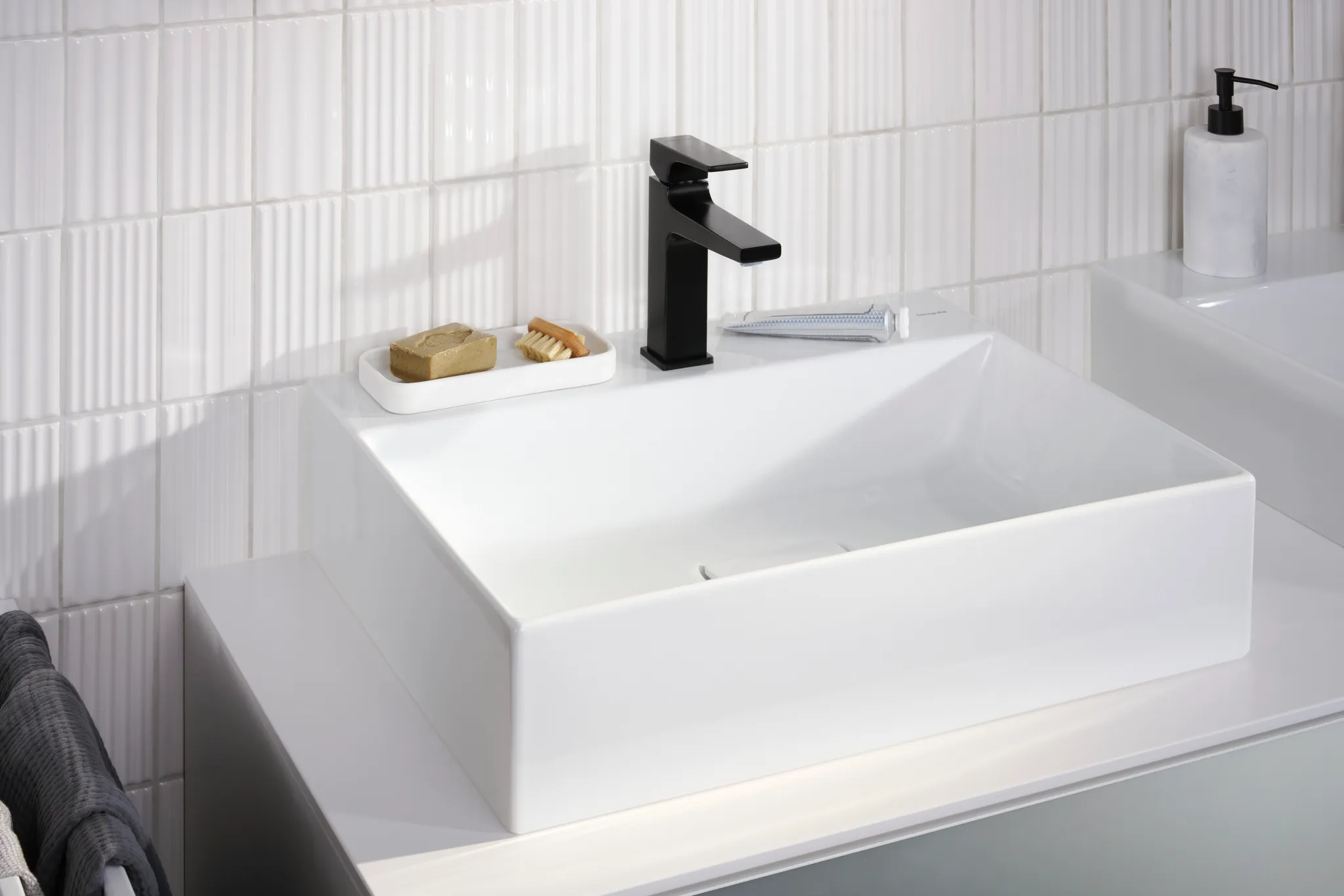 Hansgrohe Xevolos E Aufsatzwaschtisch geschliffen 600⁄480, SmartClean, Weiß Hansgrohe Xevolos E Aufsatzwaschtisch geschliffen 600⁄480, SmartClean, Weiß