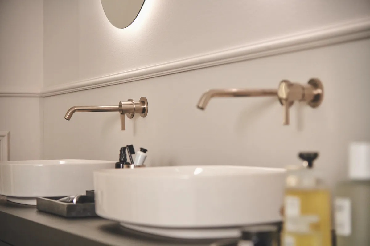 Wand-Waschtischarmatur Joy, Bausatz 2, runde Rosette, Ausladung 220mm, Brushed Gold Wand-Waschtischarmatur Joy, Bausatz 2, runde Rosette, Ausladung 220mm, Brushed Gold