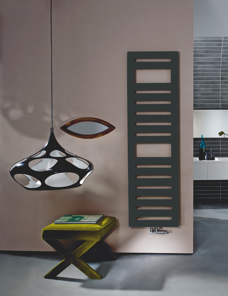 Zehnder Design-Heizkörper „Metropolitan Spa“ für Warmwasser-Zentralheizung mit 50 mm-Mittelanschluss und integriertem Thermostat „Completto“ 60 × 80,5 cm in Anthracite Grey (RAL 7016, glänzend)