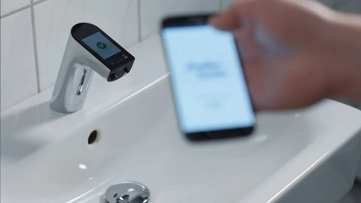 Sensor-Waschtischarmatur Intellimix, mit Seife, Chrom Sensor-Waschtischarmatur Intellimix, mit Seife, Chrom