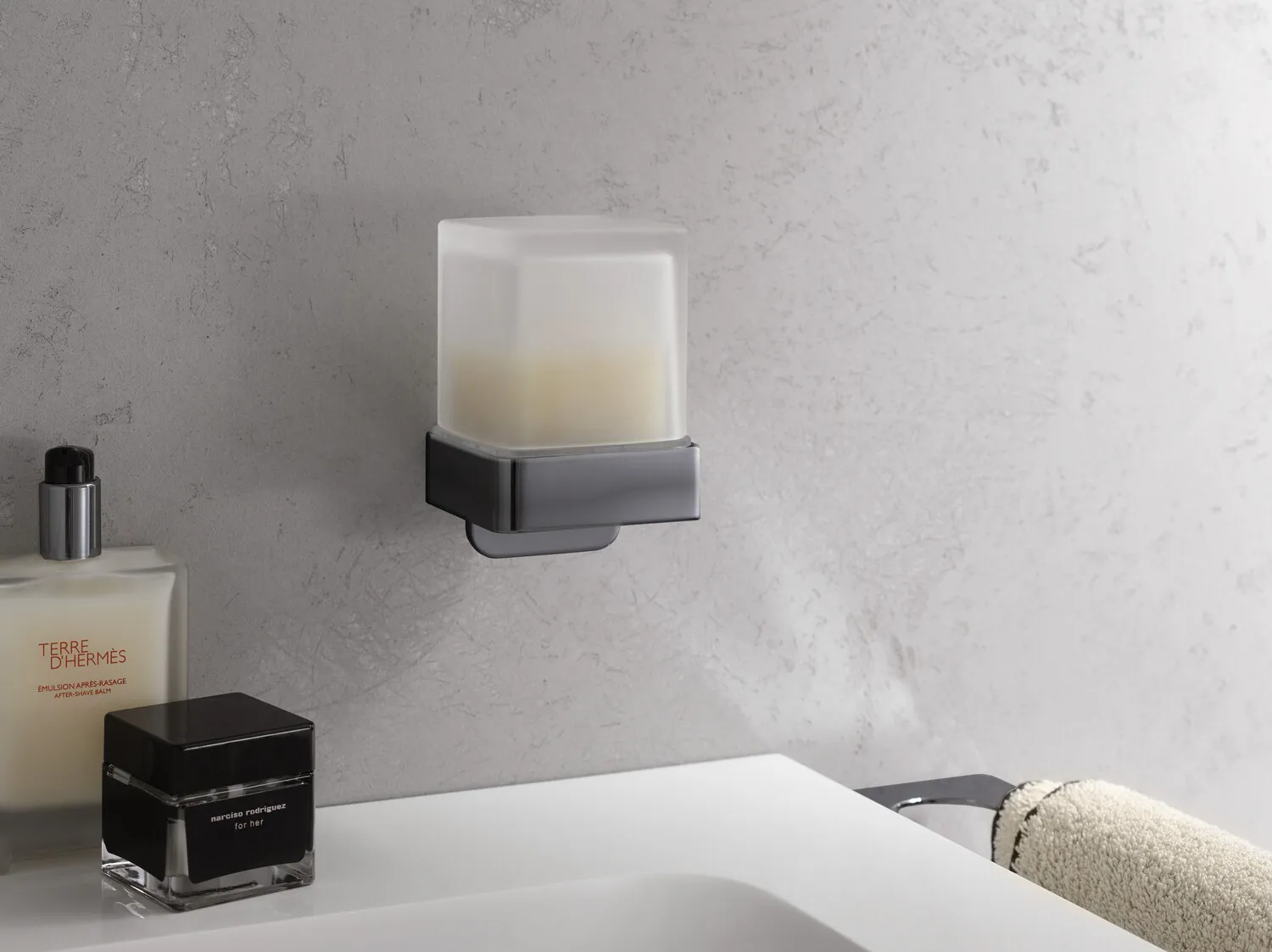 loft Einhand-SeifenspenderGlasteil satiniert, schwarz/chrom loft Einhand-SeifenspenderGlasteil satiniert, schwarz/chrom