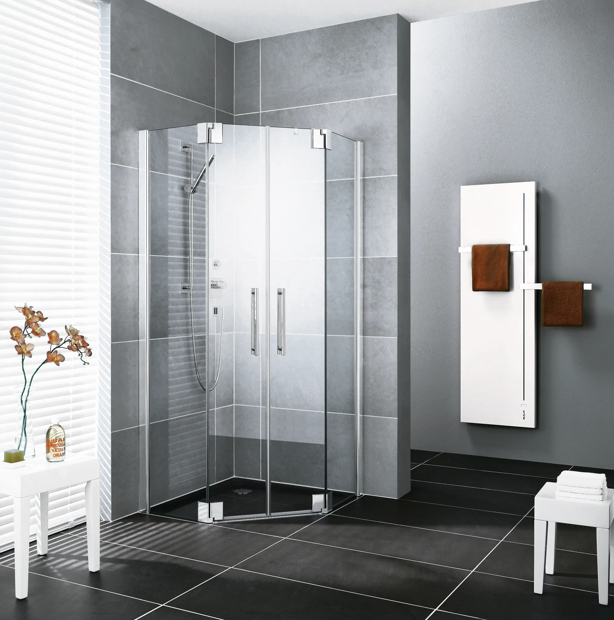 Kermi Duschdesign Fünfeck-Duschkabine mit Pendeltüren mit Festfeldern für ungleichschenklige Wannen „PASA XP“ Glas Klar, Profile Silber Mattglanz, BV: 720 - 870 mm GAK: 705 - 735 mm WE: 730 - 760/880 - 910 mm H: 1850 mm