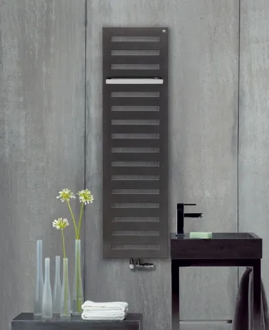 Zehnder Design-Heizkörper „Metropolitan Bar“ für Warmwasser-Zentralheizung mit 50 mm-Mittelanschluss und integriertem Thermostat „Completto“ 50 × 122,5 cm in Ruby Red (RAL 3003, glänzend) Zehnder Design-Heizkörper „Metropolitan Bar“ für Warmwasser-Zentralheizung mit 50 mm-Mittelanschluss und integriertem Thermostat „Completto“ 50 × 122,5 cm in Ruby Red (RAL 3003, glänzend)