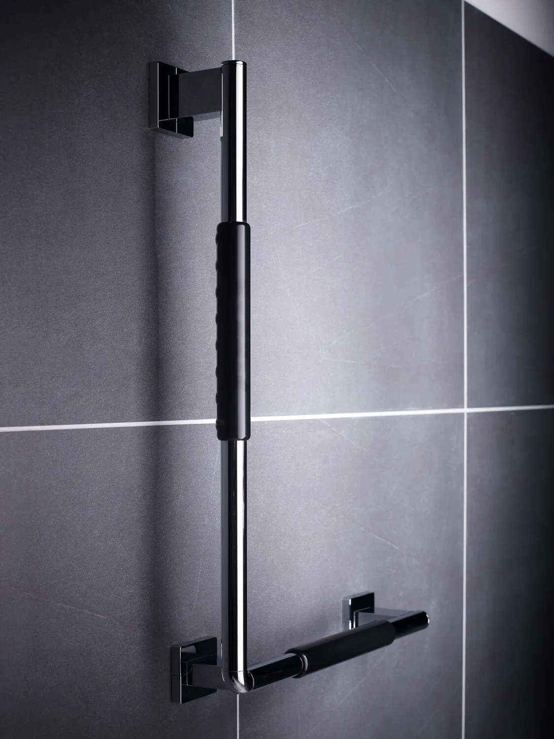 emco 135°-Winkelgriff „system 2“ mit rutschhemmender Ummantelung in chrom / schwarz, rechts emco 135°-Winkelgriff „system 2“ mit rutschhemmender Ummantelung in chrom / schwarz, rechts