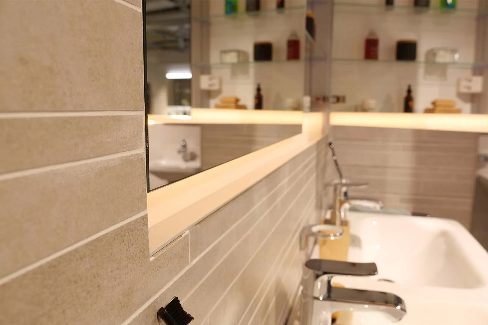 Schneider Spiegelschrank FILO HCL ALS1 100/2/HCL - Weiß, Aluminiumkorpus, LED-Beleuchtung (2000-6500K), Schweizer Ausführung Schneider Spiegelschrank FILO HCL ALS1 100/2/HCL - Weiß, Aluminiumkorpus, LED-Beleuchtung (2000-6500K), Schweizer Ausführung