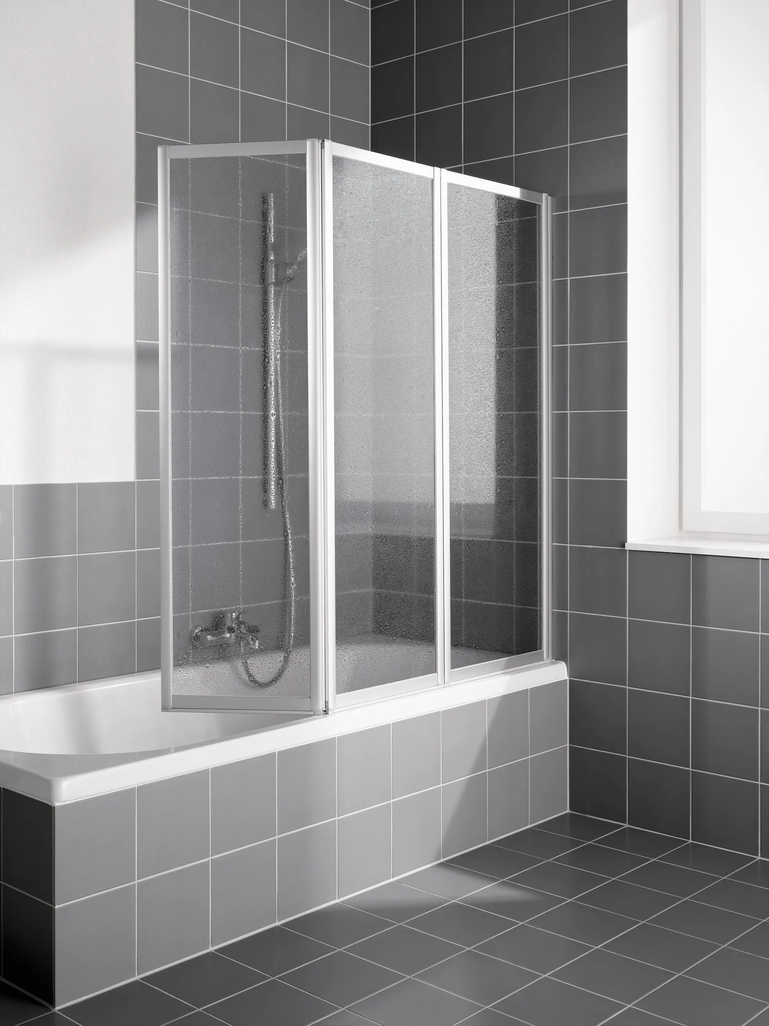 Kermi Duschdesign Badewannenabtrennung Faltwand 3-flügelig auf Badewanne „VARIO 2000“, Falttür Glas Kerolan Perl, Profile Weiß (RAL 9016), BV: 1011 - 1027 mm H: 1400 mm Kermi Duschdesign Badewannenabtrennung Faltwand 3-flügelig auf Badewanne „VARIO 2000“, Falttür Glas Kerolan Perl, Profile Weiß (RAL 9016), BV: 1011 - 1027 mm H: 1400 mm