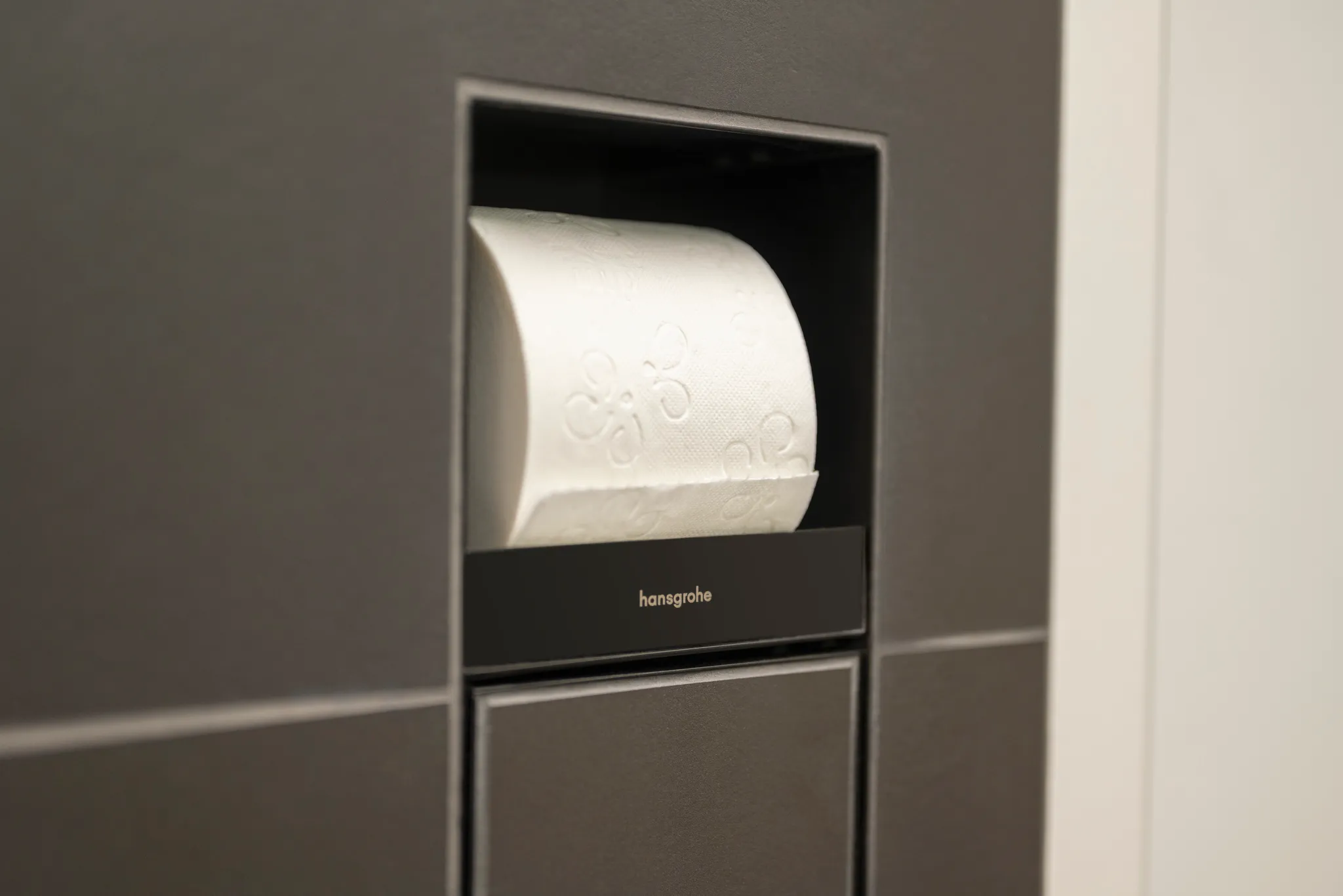 XtraStoris Rock Einbau Toilettenbürstenhalter mit Papierhalter und befliesbarer Tür Mattschwarz