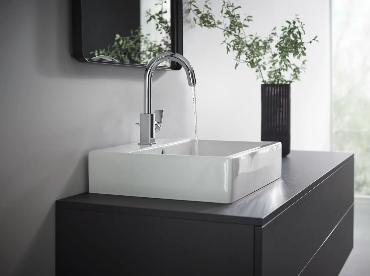 Hansgrohe Vernis Shape Einhebel-Waschtischmischer Chrom, Ausladung 166 mm, Auslaufhöhe 200 mm, Schwenkbereich 120°, Laminarstrahl, max. Durchflussmenge 5 l/min Hansgrohe Vernis Shape Einhebel-Waschtischmischer Chrom, Ausladung 166 mm, Auslaufhöhe 200 mm, Schwenkbereich 120°, Laminarstrahl, max. Durchflussmenge 5 l/min