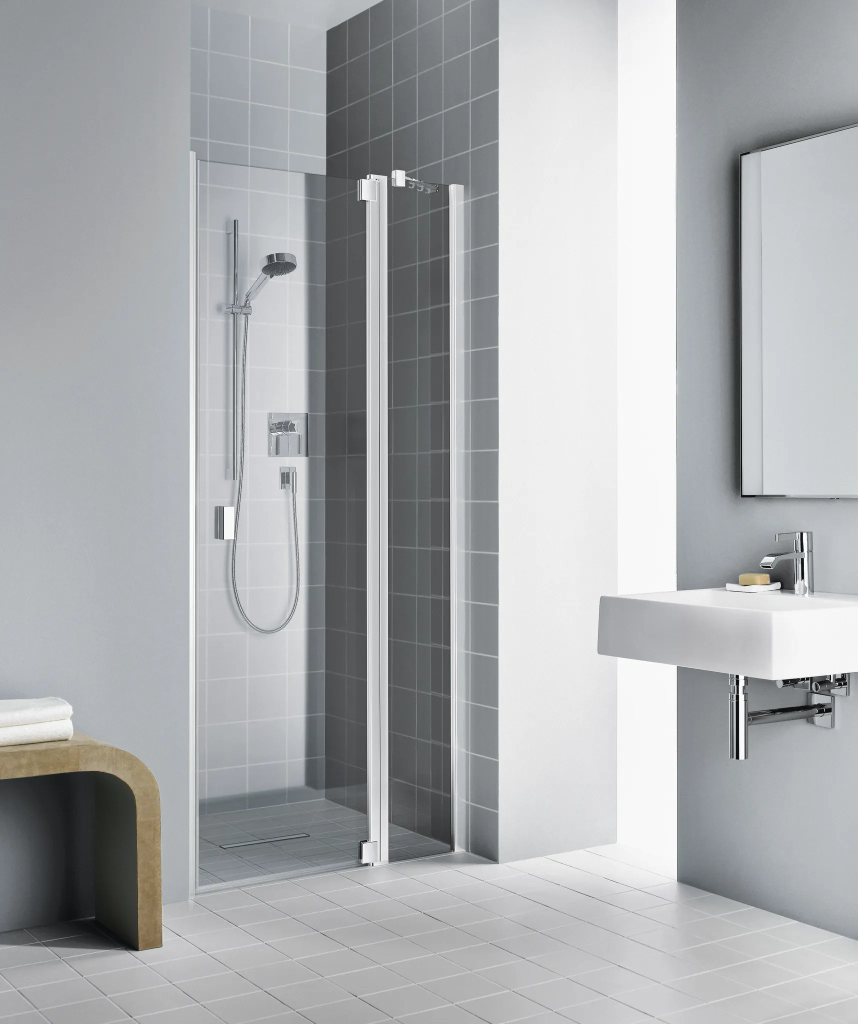 Kermi Pendeltür 1-flügelig mit Festfeld rechts für Nische und Ecke „RAYA“ Glas Klar, Profile Silber Mattglanz, BV: 718 - 758 mm GAK: 705 - 735 mm WE: 718 - 758 mm H: 1850 mm Anschlag: rechts / Breitenverstellmaß: 718 - 758 mm / Glas: Klar / Glasaußenkante: 705 - 735 mm / Höhe: 185 cm / Oberflächenveredelung: ohne KermiCLEAN / Profile: Silber Mattglanz / Wanneneinbaumaß: 718 - 758 mm