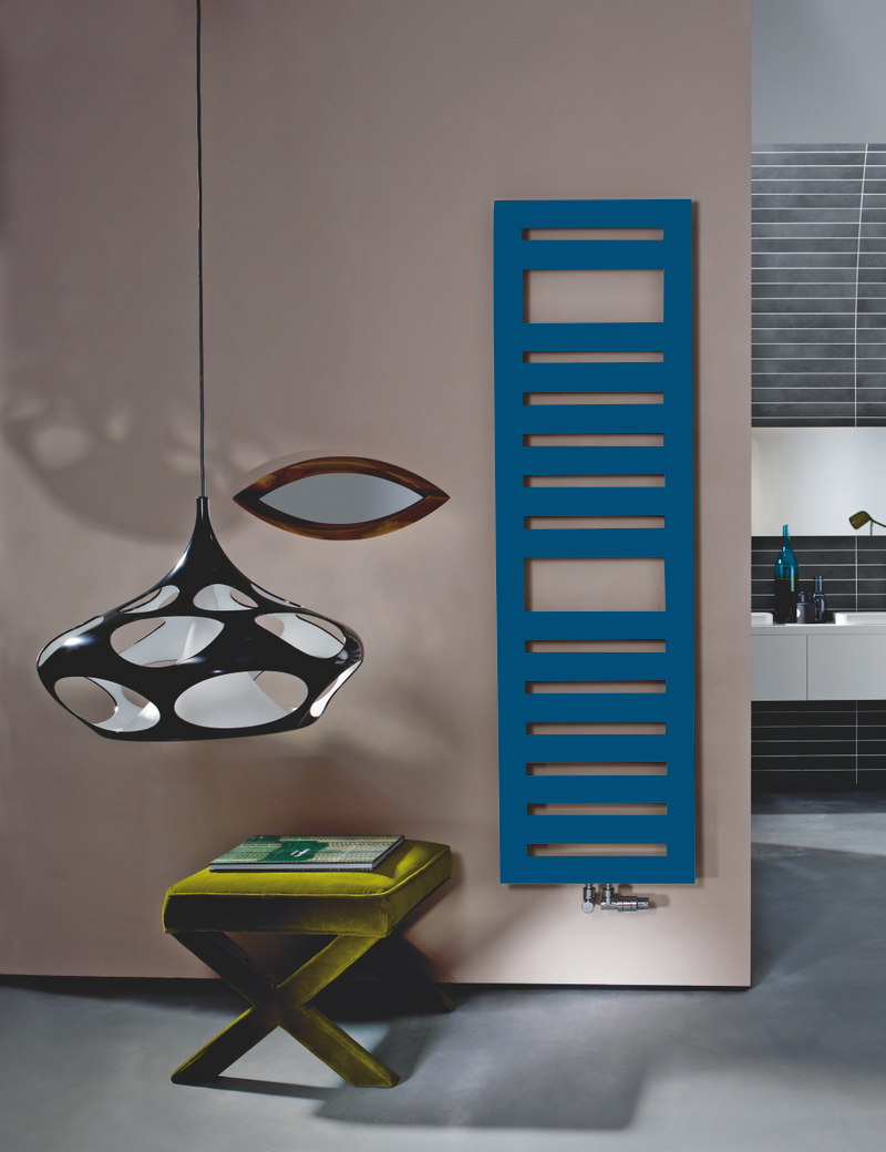 Zehnder Design-Elektroheizkörper „Metropolitan Spa“ für gemischten Betrieb mit eingebautem Heizstab und 50 mm-Mittelanschluss 60 × 175 cm in Gentian Blue (RAL 5010)