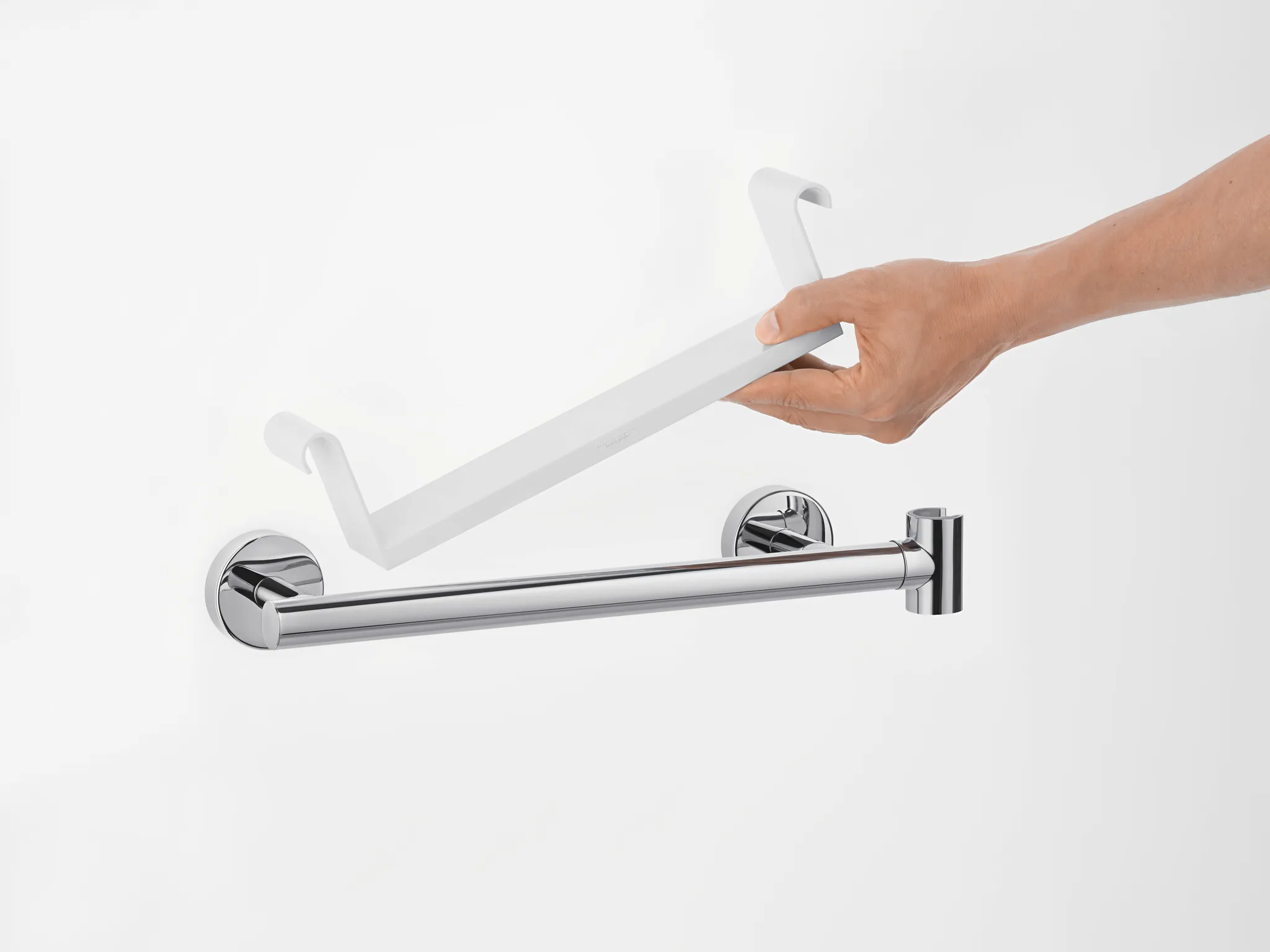 Hansgrohe Unica Haltegriff Comfort mit Ablage und Brausehalter, Weiß/Chrom Hansgrohe Unica Haltegriff Comfort mit Ablage und Brausehalter, Weiß/Chrom