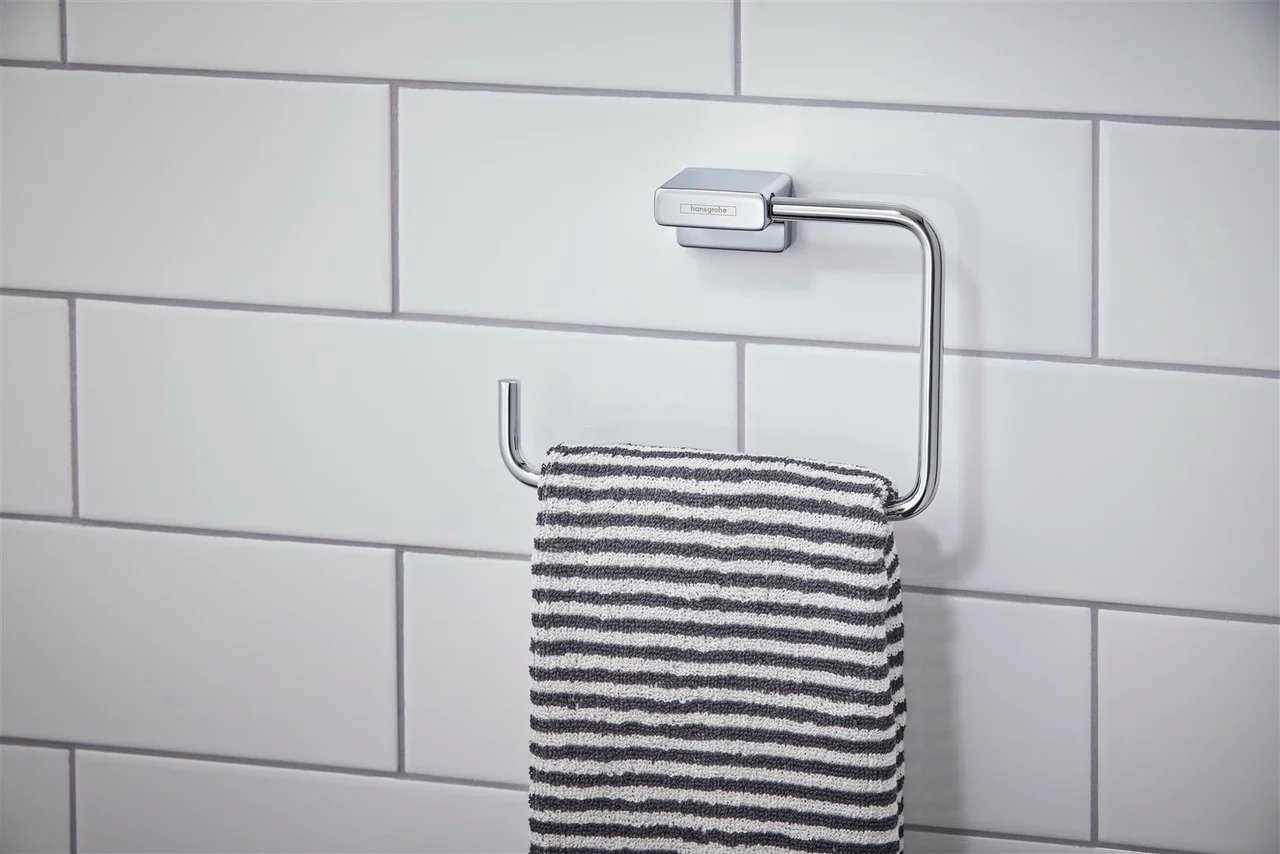 Hansgrohe AddStoris Q Handtuchring, Chrom, schwenkbar, Wandmontage mit verdeckter Befestigung, Bohrabstand 26 mm, Bohrloch-Durchmesser 6 mm