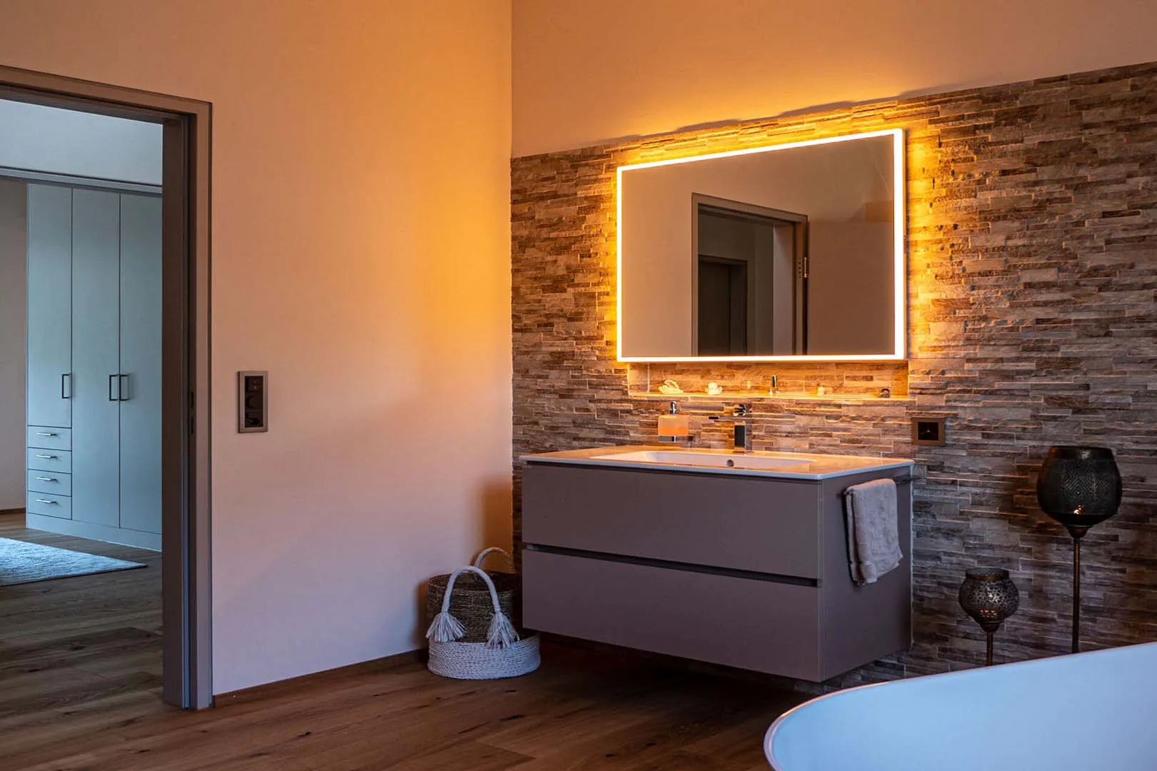 Schneider Lichtspiegel GLOW HCL A/SP 80/HCL/SH, LED-Beleuchtung 2000-6500K, Human Centric Lighting, Aufputzmontage, 800x760x55 mm, schwarz matt Schneider Lichtspiegel GLOW HCL A/SP 80/HCL/SH, LED-Beleuchtung 2000-6500K, Human Centric Lighting, Aufputzmontage, 800x760x55 mm, schwarz matt