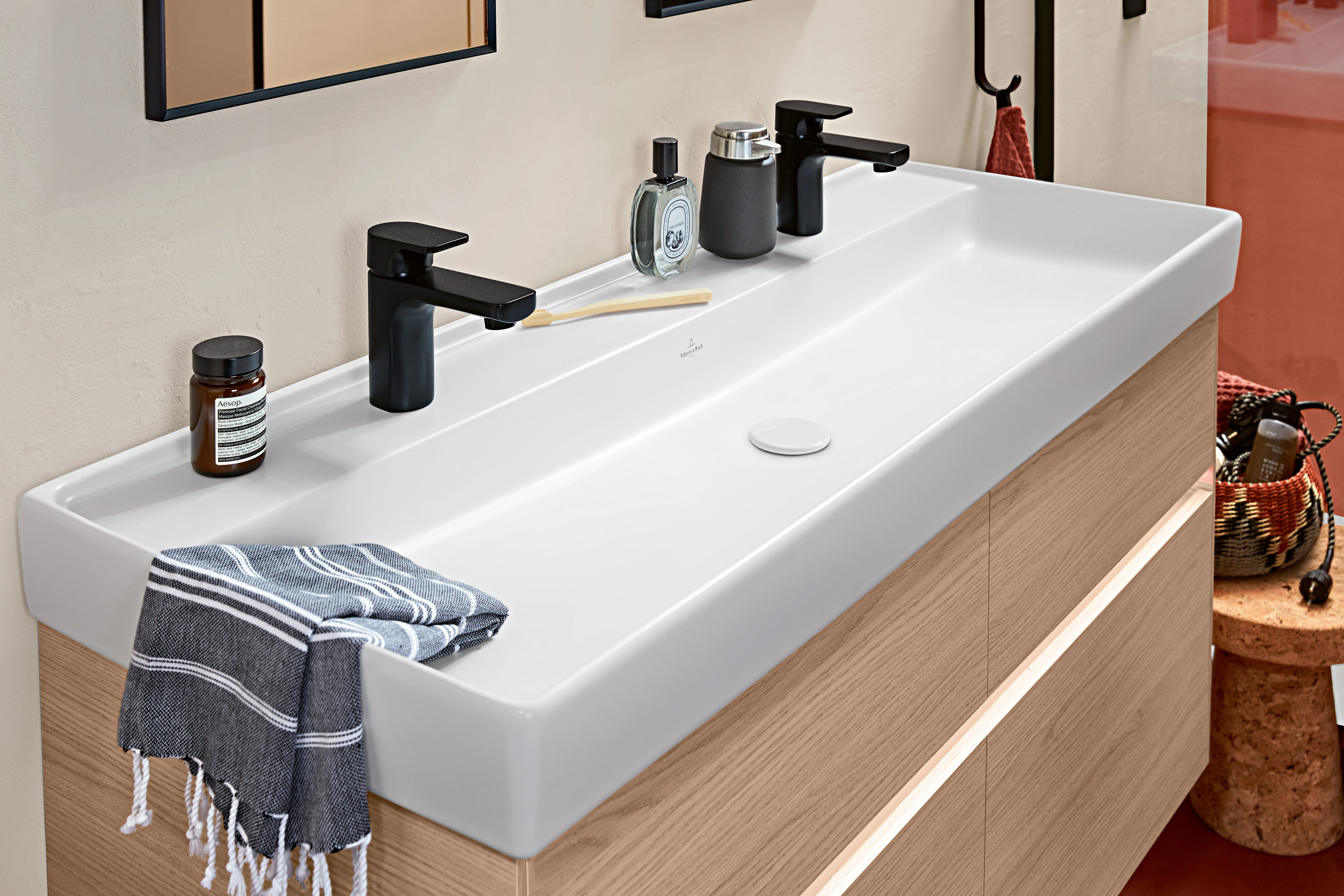 Villeroy & Boch Schrankwaschtisch aus TitanCeram „Collaro“ 1200 × 470 × 160 mm, Hahnlochposition links und rechts, mit Hahnlochbohrung in Stone White Villeroy & Boch Schrankwaschtisch aus TitanCeram „Collaro“ 1200 × 470 × 160 mm, Hahnlochposition links und rechts, mit Hahnlochbohrung in Stone White