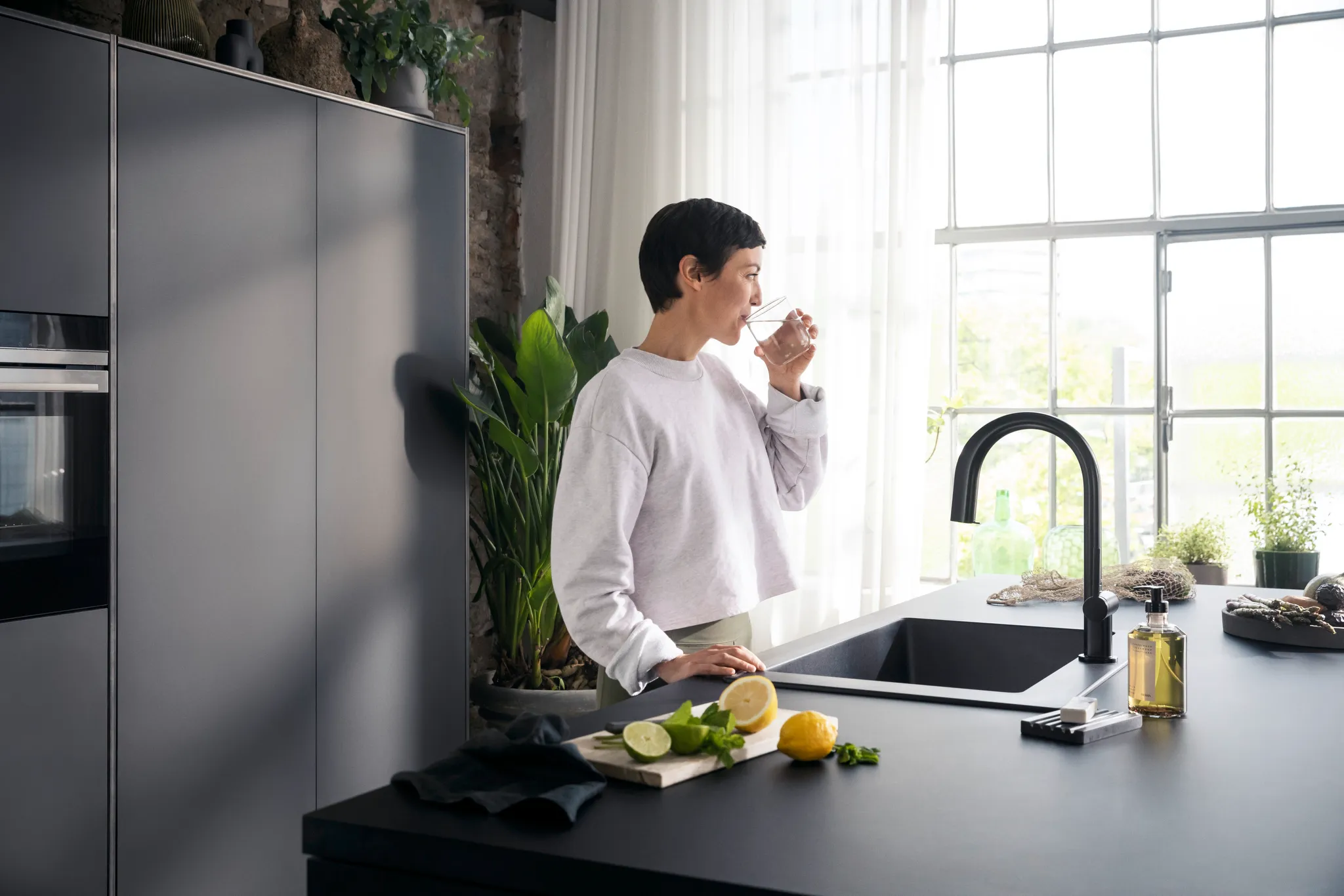 Hansgrohe Aqittura M91 SodaSystem 210 Mischer, Ausziehauslauf, 1jet, sBox, Starter Set, Mattschwarz Hansgrohe Aqittura M91 SodaSystem 210 Mischer, Ausziehauslauf, 1jet, sBox, Starter Set, Mattschwarz