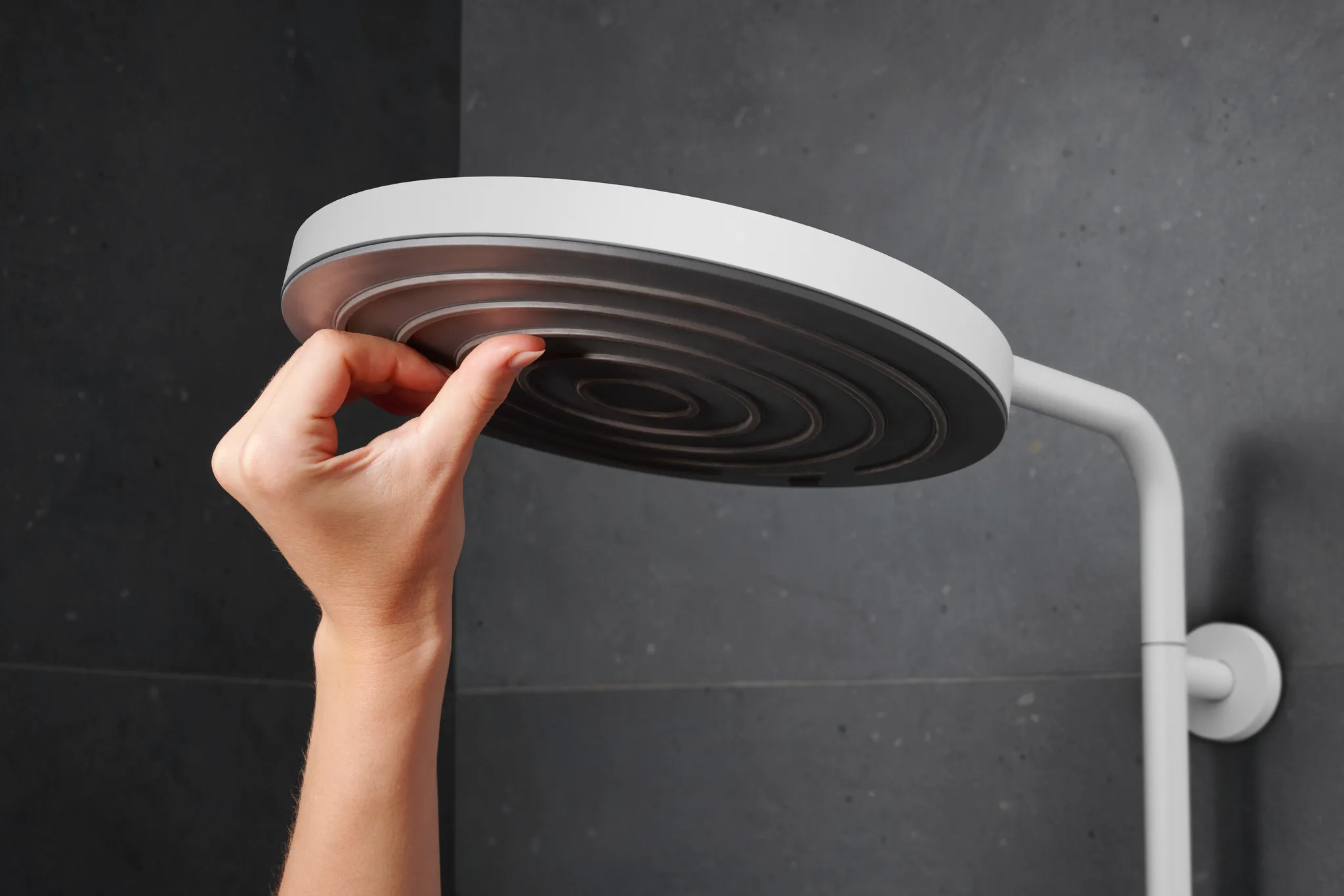Hansgrohe Pulsify S Puro Showerpipe EcoSmart Aufputz, 1 Strahl, 260 mm Brausekopfgröße, PowderRain Strahlart, graphitfarbene Strahlscheibe, 7 l/min Mindestdurchfluss