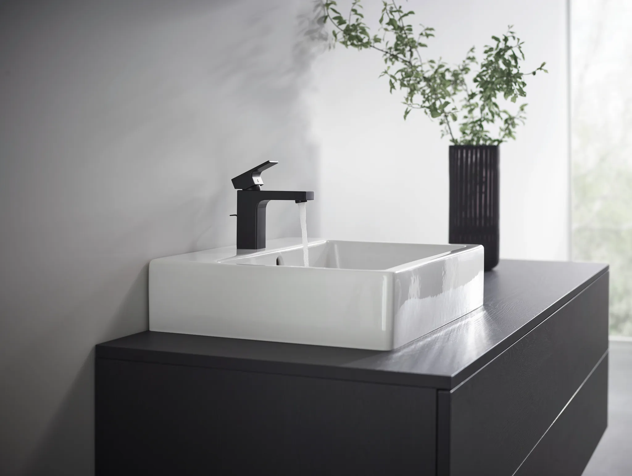 Hansgrohe Vernis Shape Einhebel-Waschtischmischer 100 CoolStart mit isolierter Wasserführung und Zugstangen-Ablaufgarnitur, Mattschwarz Hansgrohe Vernis Shape Einhebel-Waschtischmischer 100 CoolStart mit isolierter Wasserführung und Zugstangen-Ablaufgarnitur, Mattschwarz
