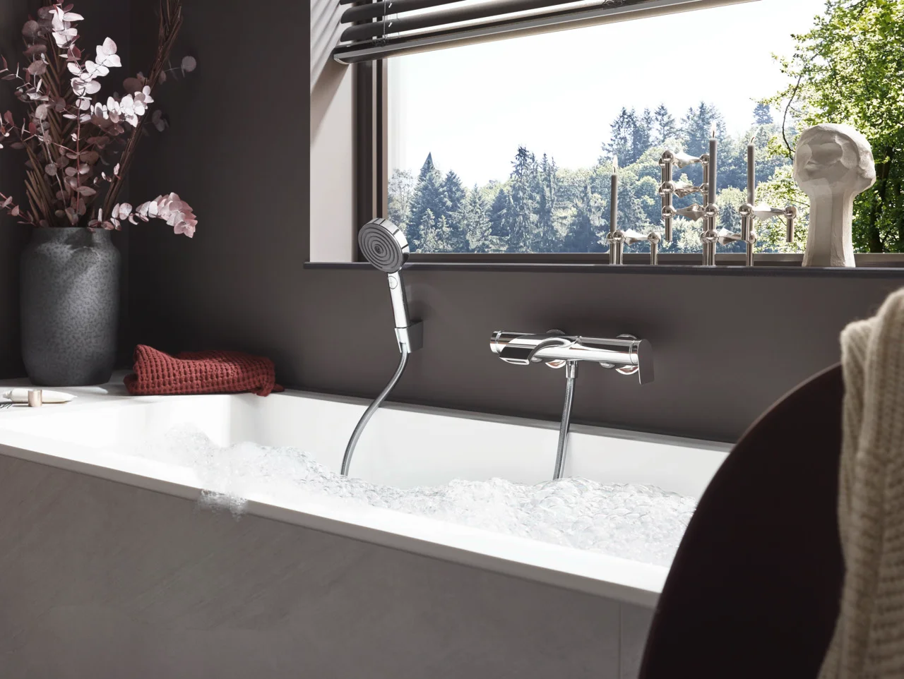 Hansgrohe Vivenis Wannenmischer Aufputz Chrom, Ausladung 216 mm, DN15 S-Anschlüsse, Keramikmischsystem, WaterfallStream Strahlart