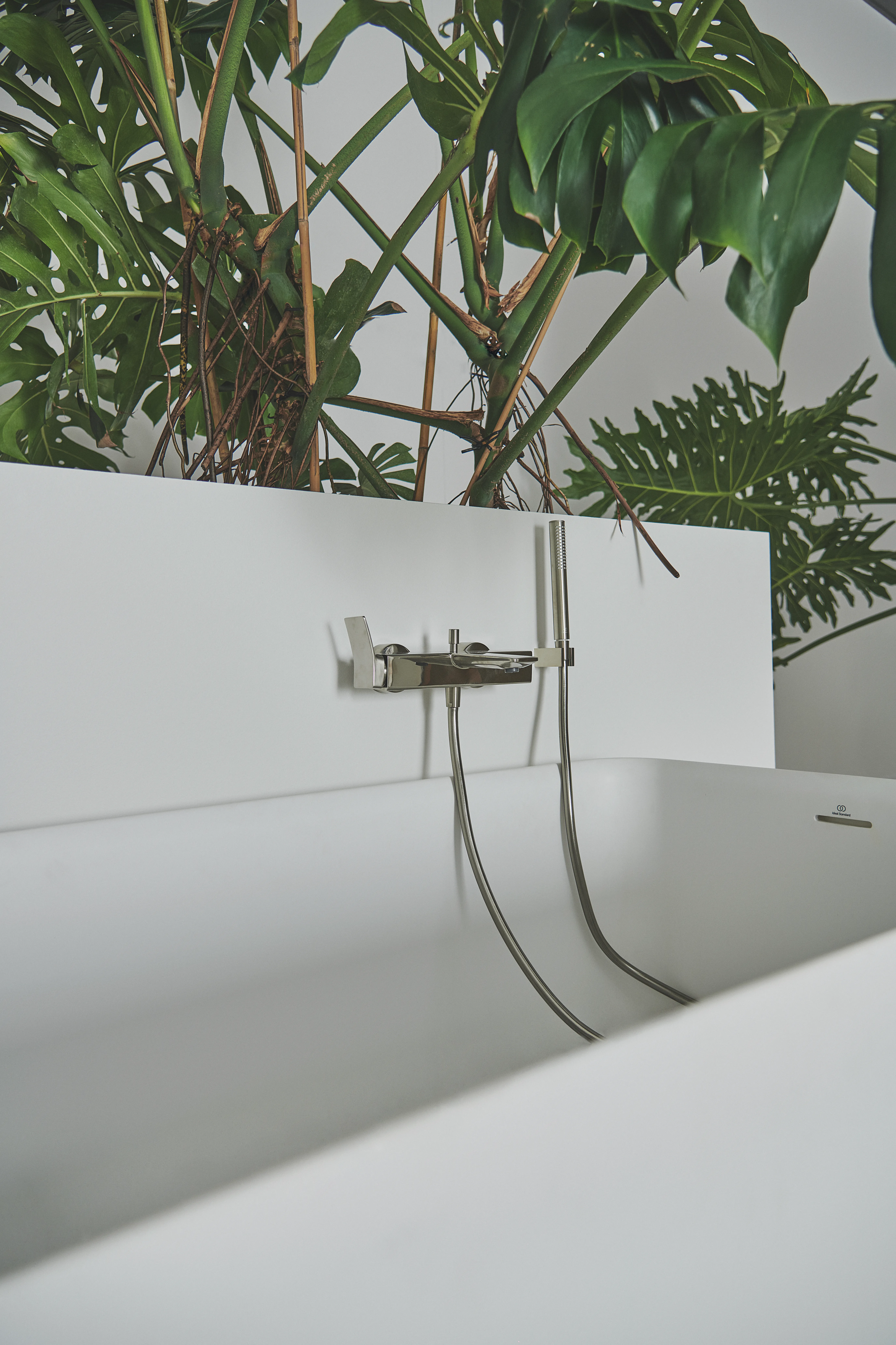 Badearmatur Aufputz Conca, mit Stab-Handbrause, Brauseschlauch und Wandhalter, Brushed Gold Badearmatur Aufputz Conca, mit Stab-Handbrause, Brauseschlauch und Wandhalter, Brushed Gold