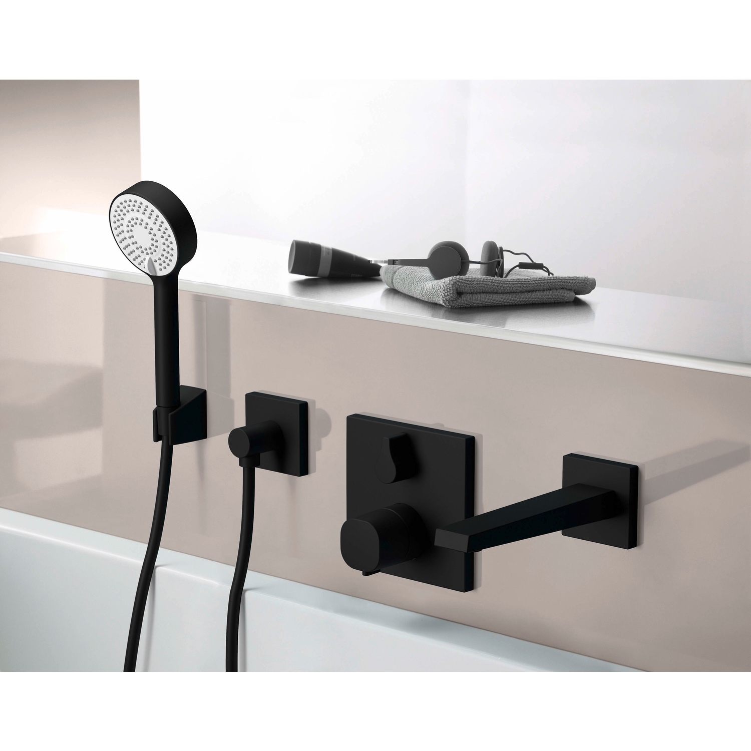 HansaLIVING Wannen- und Brausearmatur Hansacolour FM Set f. Wafü/Br. 8114 Rosette eckig Matt-Schwarz HansaLIVING Wannen- und Brausearmatur Hansacolour FM Set f. Wafü/Br. 8114 Rosette eckig Matt-Schwarz