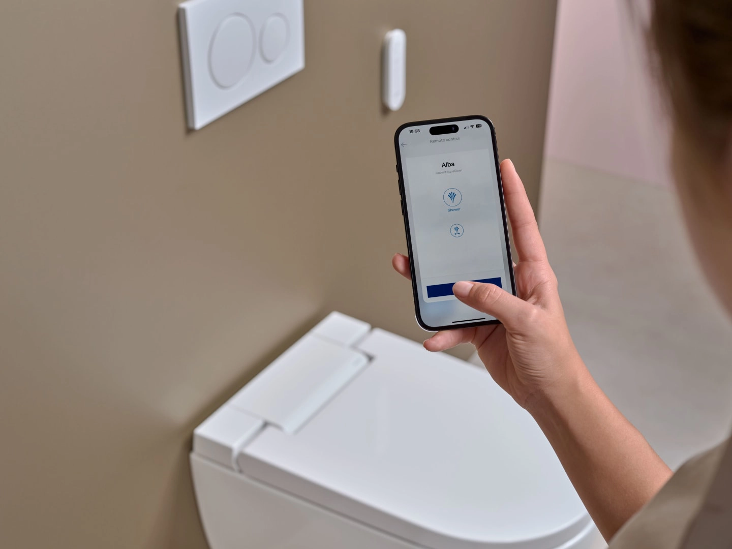 Geberit Wand-Dusch-WC Komplettanlage AquaClean „Alba“ 600 × 484 × 400 mm in weiß alpin, Befestigung sichtbar, ohne Spülrand