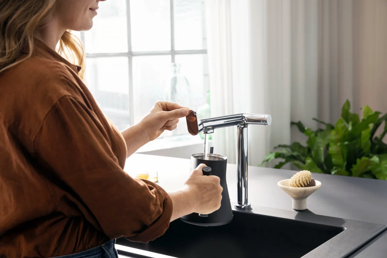 Hansgrohe Aqittura M91 FilterSystem 240, 1jet Starter Set Chrom – hochwertiger Küchenmischer mit Laminarstrahl und getrennter Wasserführung für gefiltertes Trinkwasser