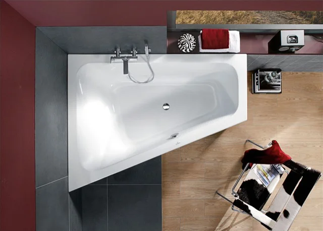 Villeroy & Boch Badewanne mit eckiger Innenform und umlaufenden Wannenrand „Loop & Friends“ trapez 175 × 135 cm, links, Mittelablauf in Weiß Alpin