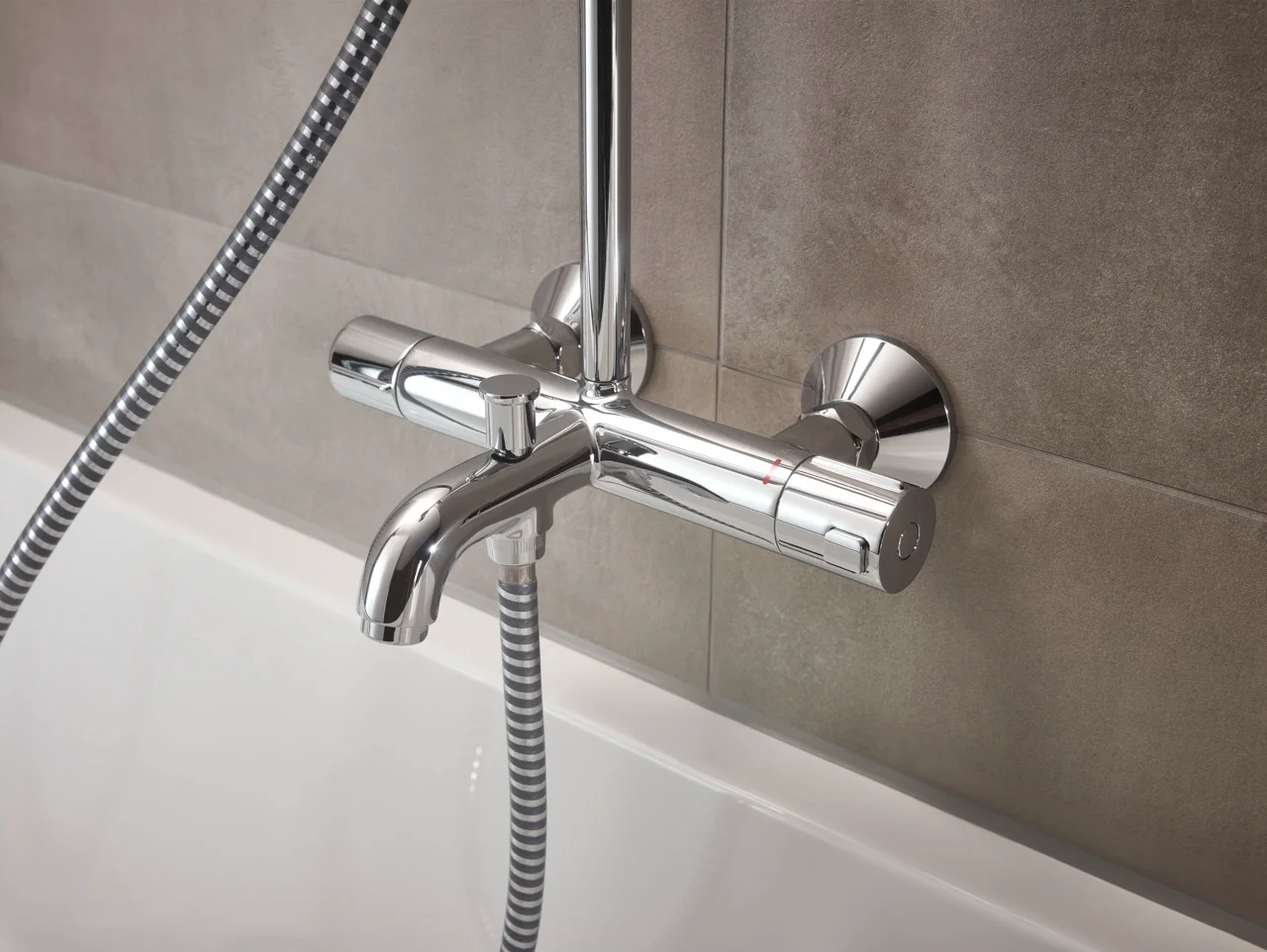 Hansgrohe Vernis Blend Showerpipe 200 1jet EcoSmart Chrom mit Wannenthermostat, Aufputzinstallation, DN15, 426 mm Brausearmlänge