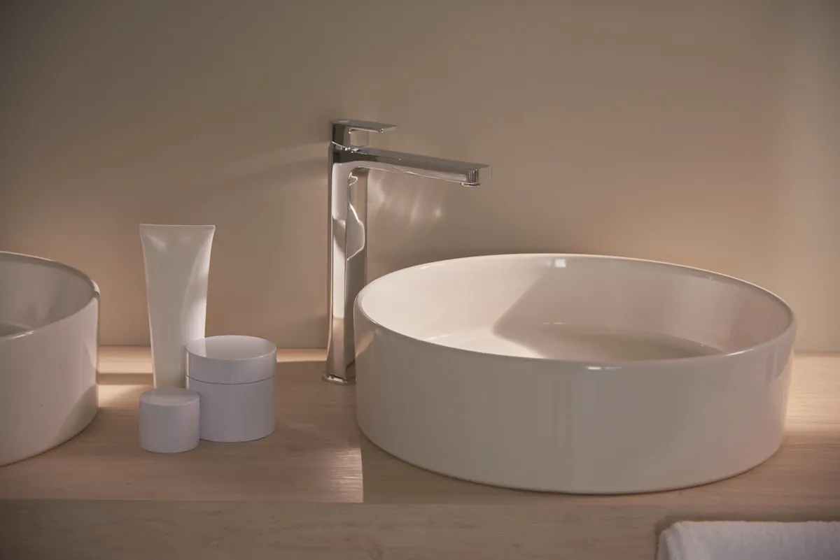 Waschtischarmatur Edge, mit verlängertem Sockel, 5 l/min., mit Ablaufgarnitur, Ausladung 165mm, Chrom Waschtischarmatur Edge, mit verlängertem Sockel, 5 l/min., mit Ablaufgarnitur, Ausladung 165mm, Chrom