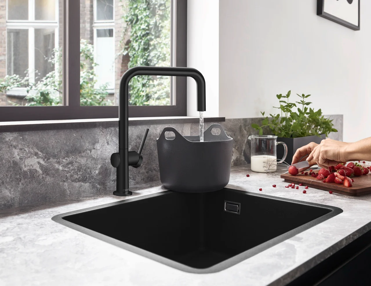 Hansgrohe S51 Unterbauspüle 450 mm, Graphitschwarz, SilicaTec, 1 Hauptbecken, seitlicher Überlauf rechts Hansgrohe S51 Unterbauspüle 450 mm, Graphitschwarz, SilicaTec, 1 Hauptbecken, seitlicher Überlauf rechts