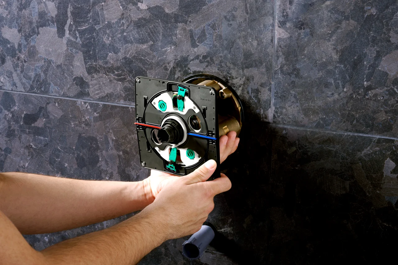 Hansgrohe iBox universal 2 Grundkörper - wärme- und schallisolierend, rotationssymmetrische Montage, einstellbarer Montagering in 5 mm Schritten, für alle neuen Brausen-, Wannen- und Thermostat-Fertigsets Unterputz (ShowerSelect Comfort, DuoTurn)