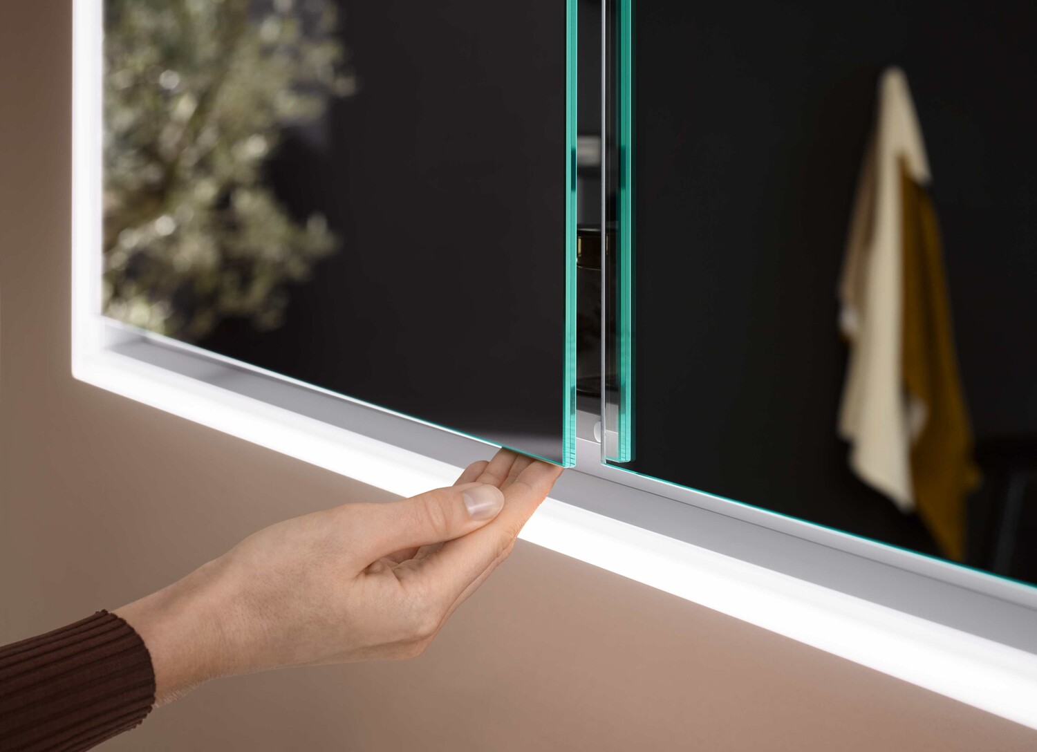 LED-Lichtspiegelschrank Loft Aufputz, 1000 mm, 2-türig, breite Tür links Rückwand verspiegelt