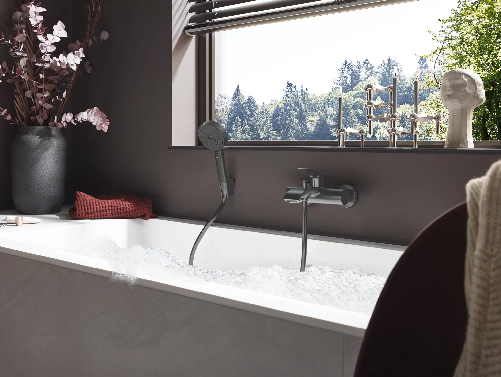 Hansgrohe Vivenis BBC Wannenmischer Aufputz, Brushed Black Chrome, Ausladung 197 mm, Keramikmischsystem, einstellbare Temperaturbegrenzung Hansgrohe Vivenis BBC Wannenmischer Aufputz, Brushed Black Chrome, Ausladung 197 mm, Keramikmischsystem, einstellbare Temperaturbegrenzung